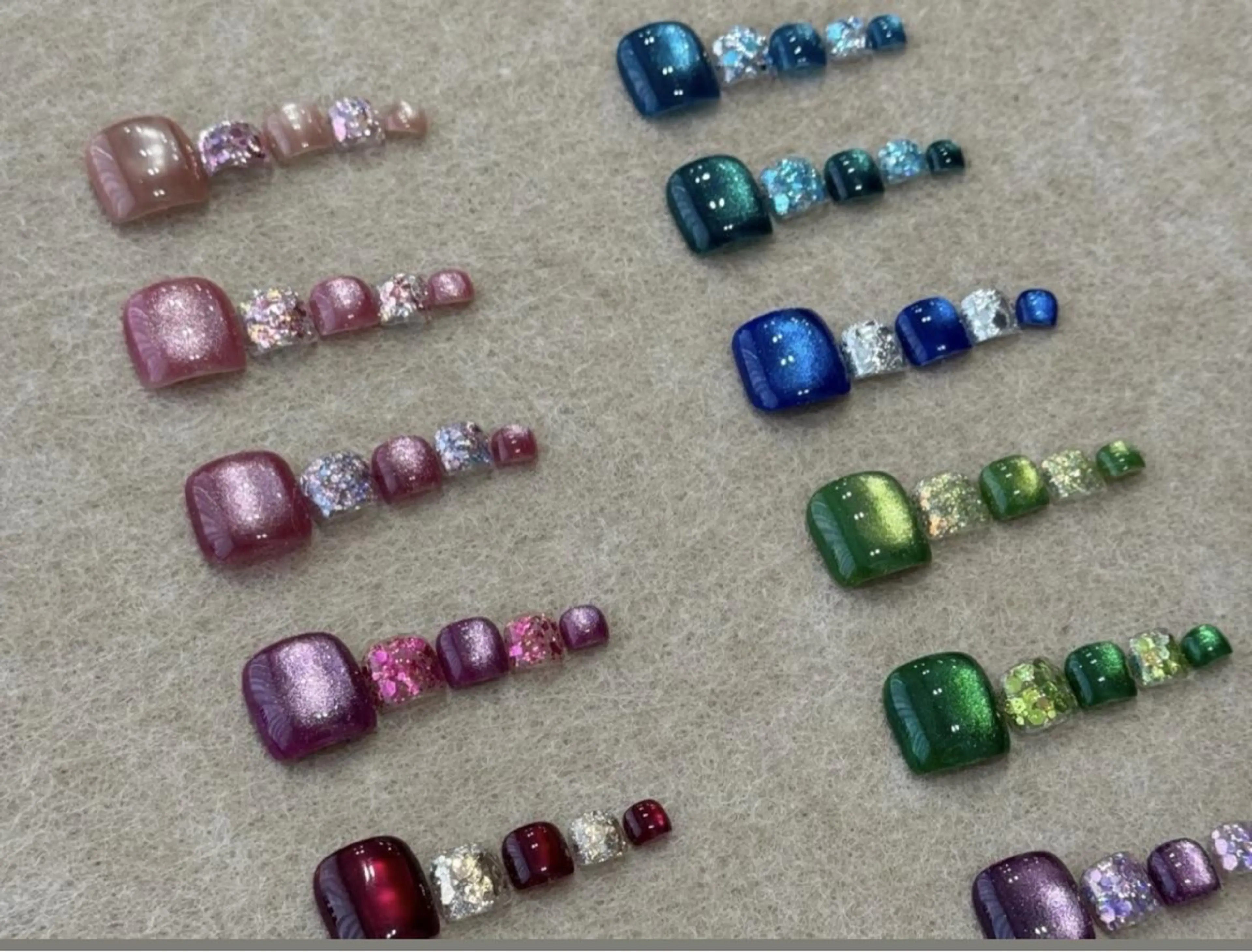 フット🌈 親指アシンメトリーデザイン （マグネット+ 大粒ラメホロ)オフ込み4900の写真