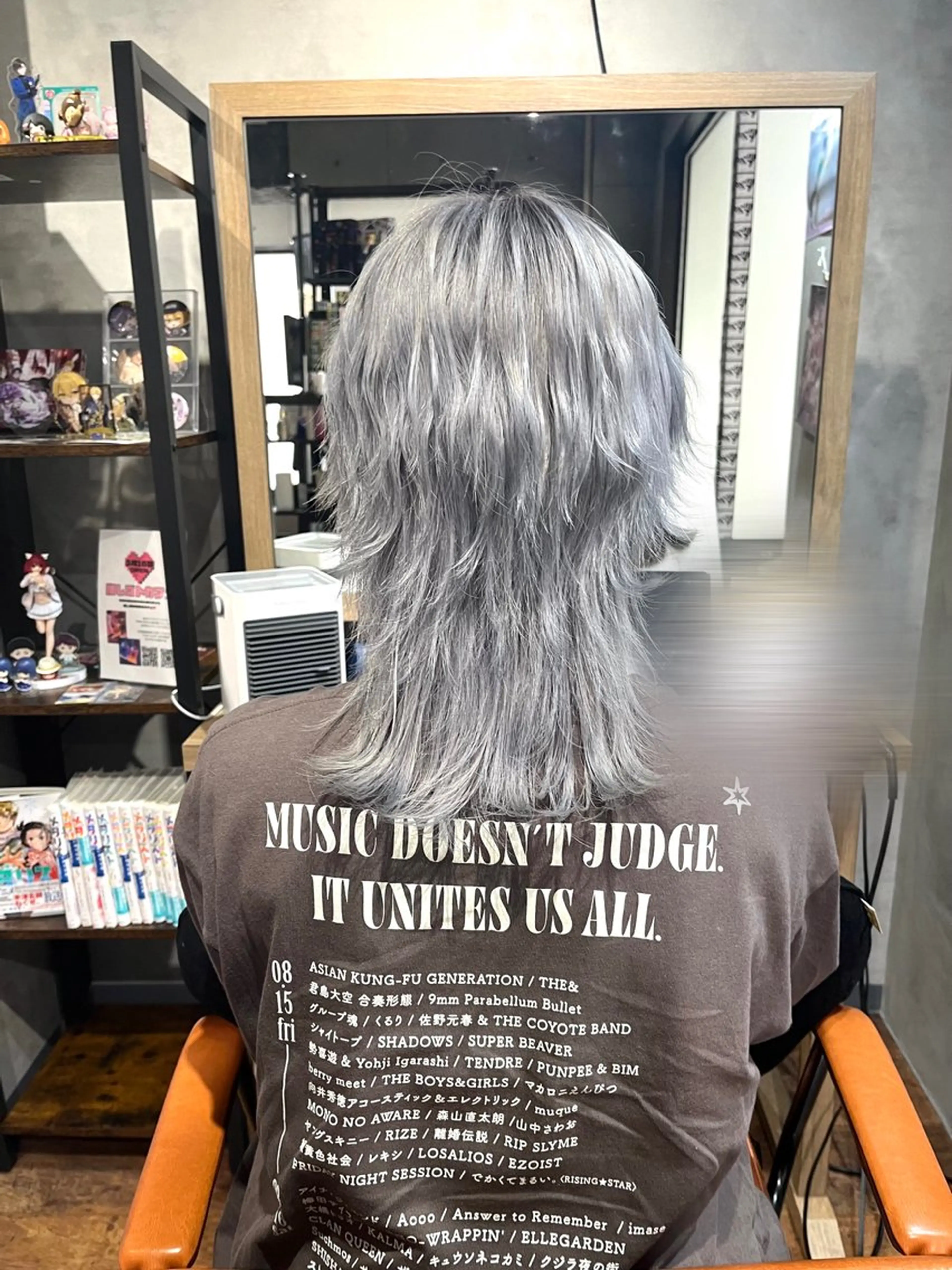 カラー ブリーチ シルバー ヘアカラー ヲタクに美容室は難しい。～アニメ、アイドル、サブカルを愛するヲタサロンだった件～所属・ヲタ件。/カラー🌷 ヨナのヘアスタイル