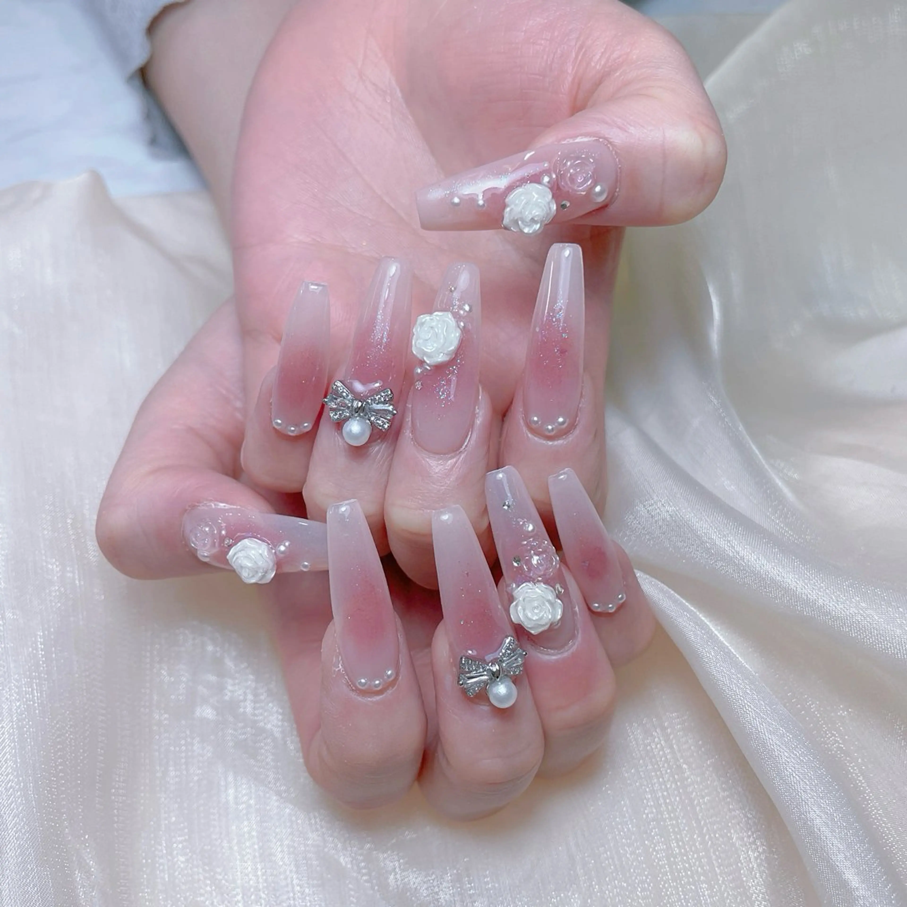 ネイル チークネイル ガーリー キラキラネイル 韓国ネイル ミラーネイル ハンドネイル NailPrincess所属・princess スカルプ専門店のネイルデザイン