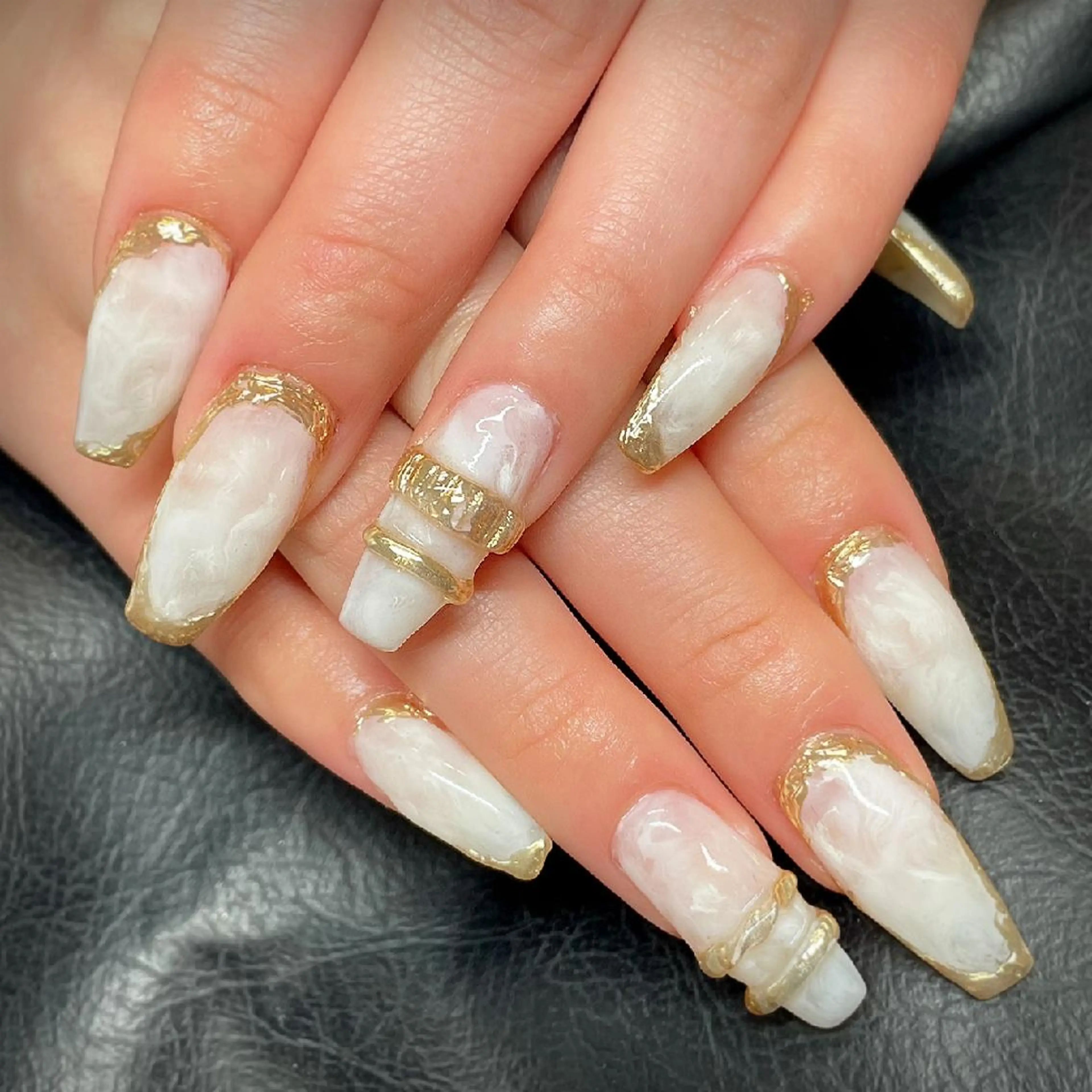 ネイル アートネイル ゴールド ロングネイル ニュアンスネイル ハンドネイル フットネイル AQUA NAIL所属・AQUA NAILのネイルデザイン