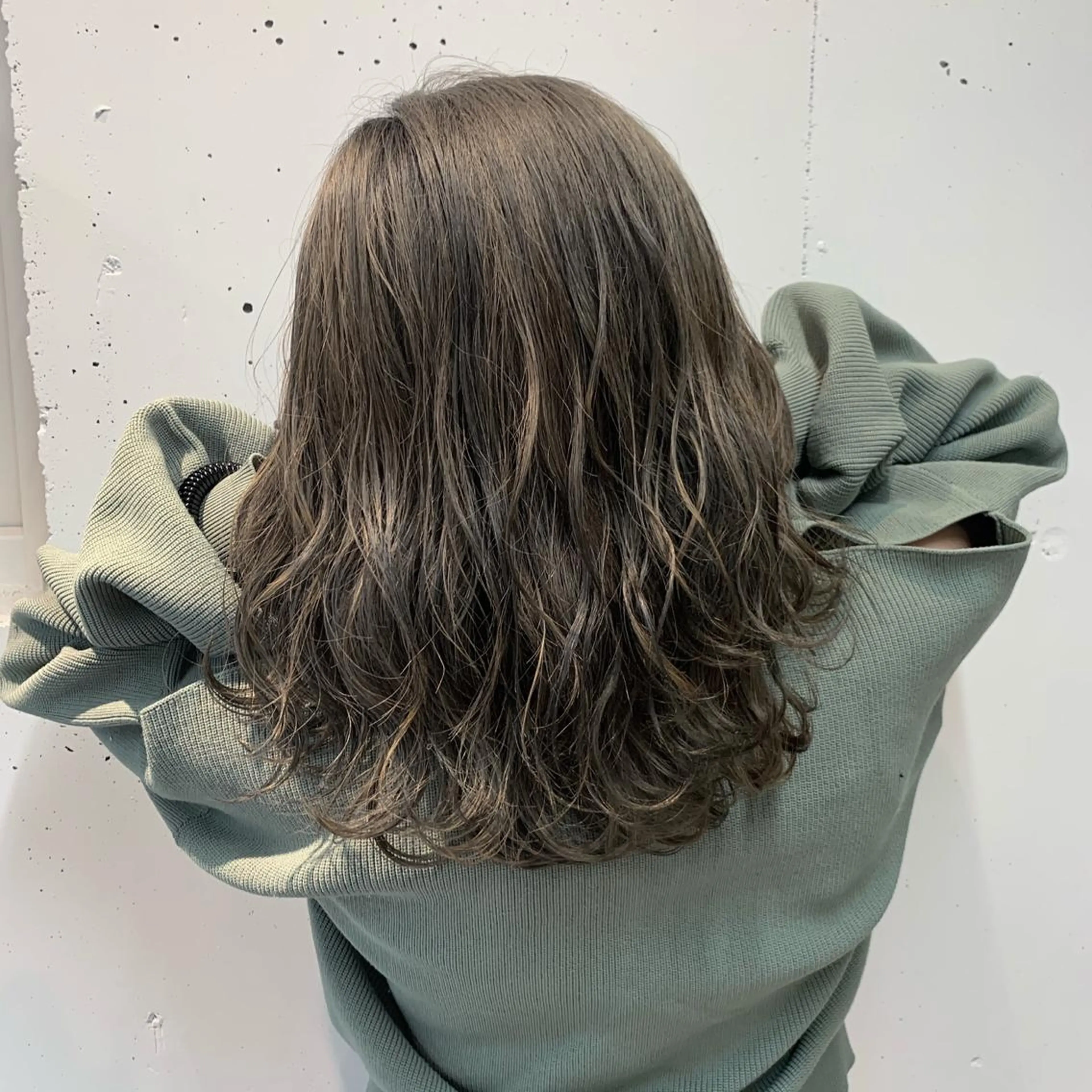 セミロング カラー ベージュカラー オリーブベージュ Bei Licoldo.所属・マツオカ マコのヘアスタイル