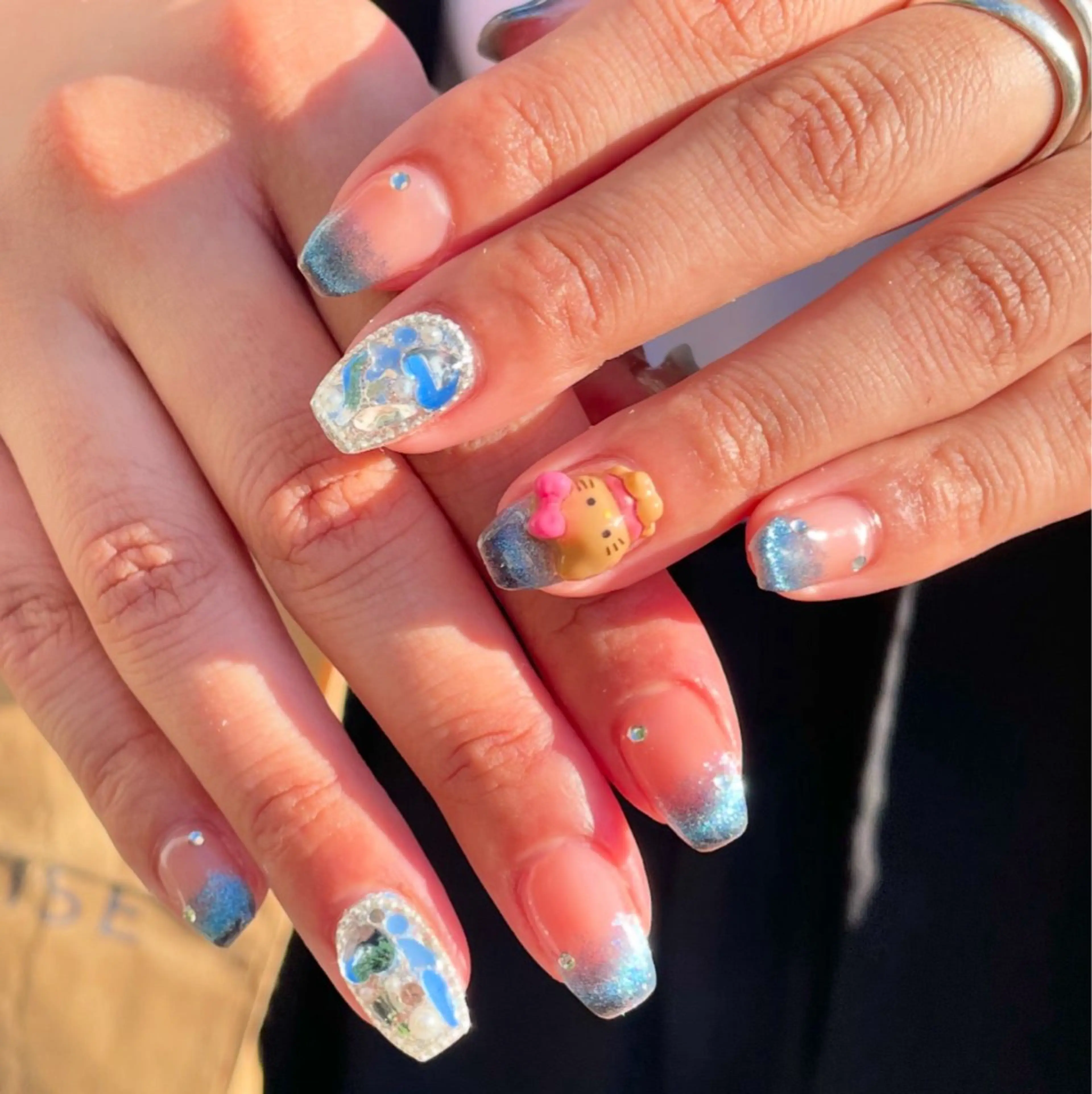 ネイル ブルー フレンチネイル キラキラネイル マグネットネイル マグネットフレンチ ハンドネイル ハンドケア 🎀NAIL🎀 AI🪄︎︎◝✩のネイルデザイン