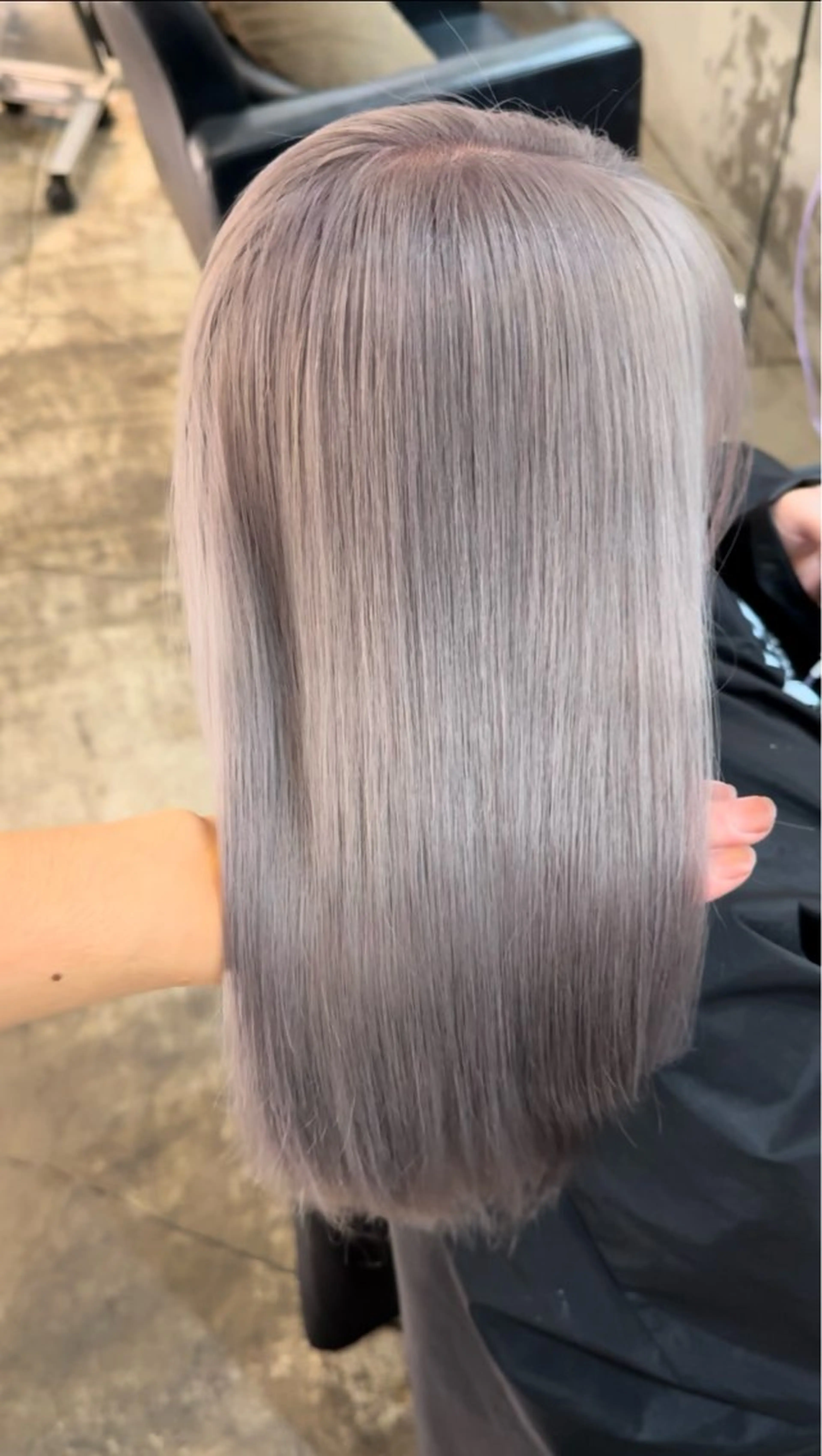 カラー シルバー WELLY  TOKYO所属・🌈レイヤーカット/ ハイトーン🌈タクマのヘアスタイル