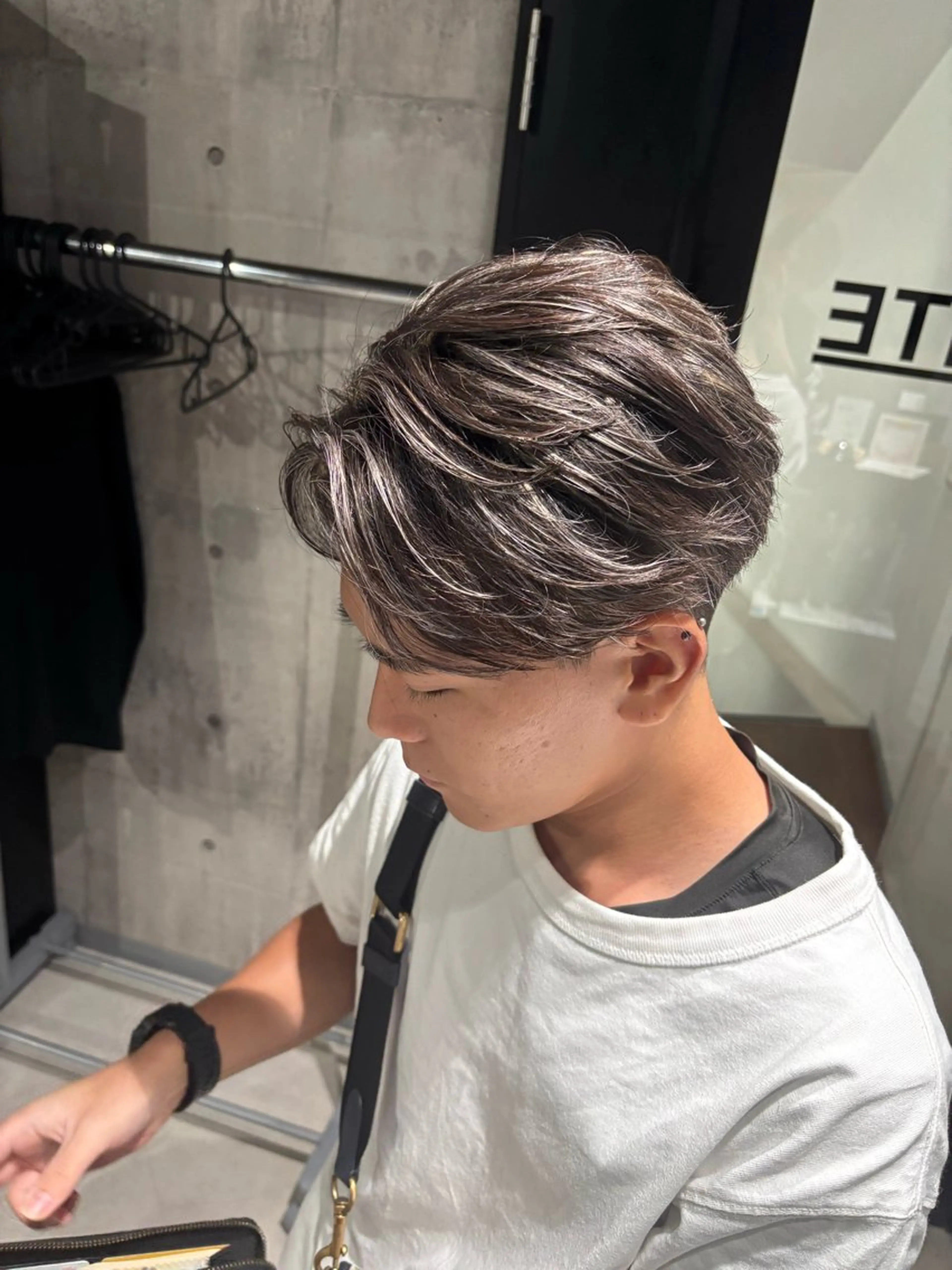 カラー メンズ メンズハイライト ハイライトカラー カット ヘアカラー _white【京橋店】所属・_WHITE / KENTOのヘアスタイル