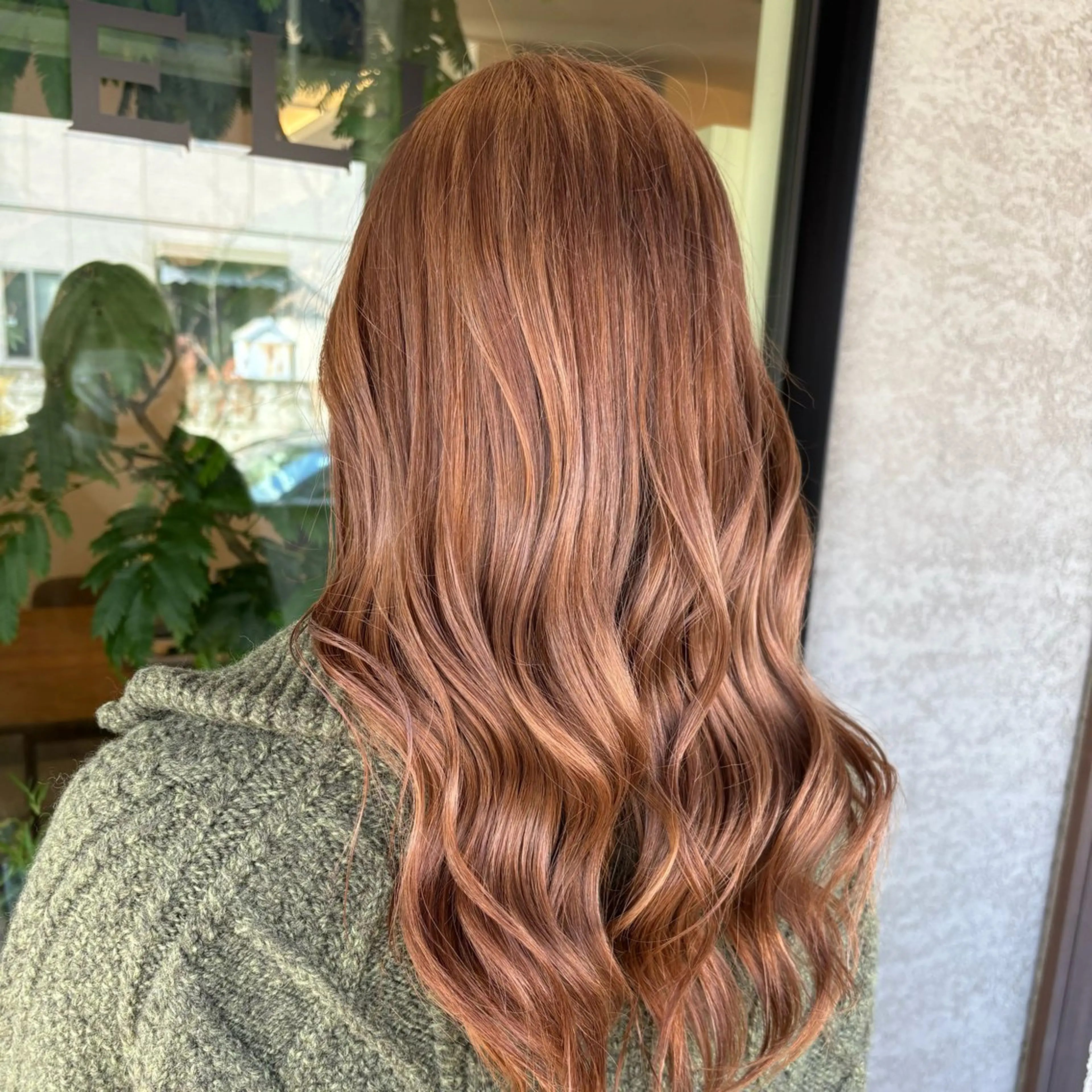 ロング カラー ベージュカラー GISELA サリナのヘアスタイル