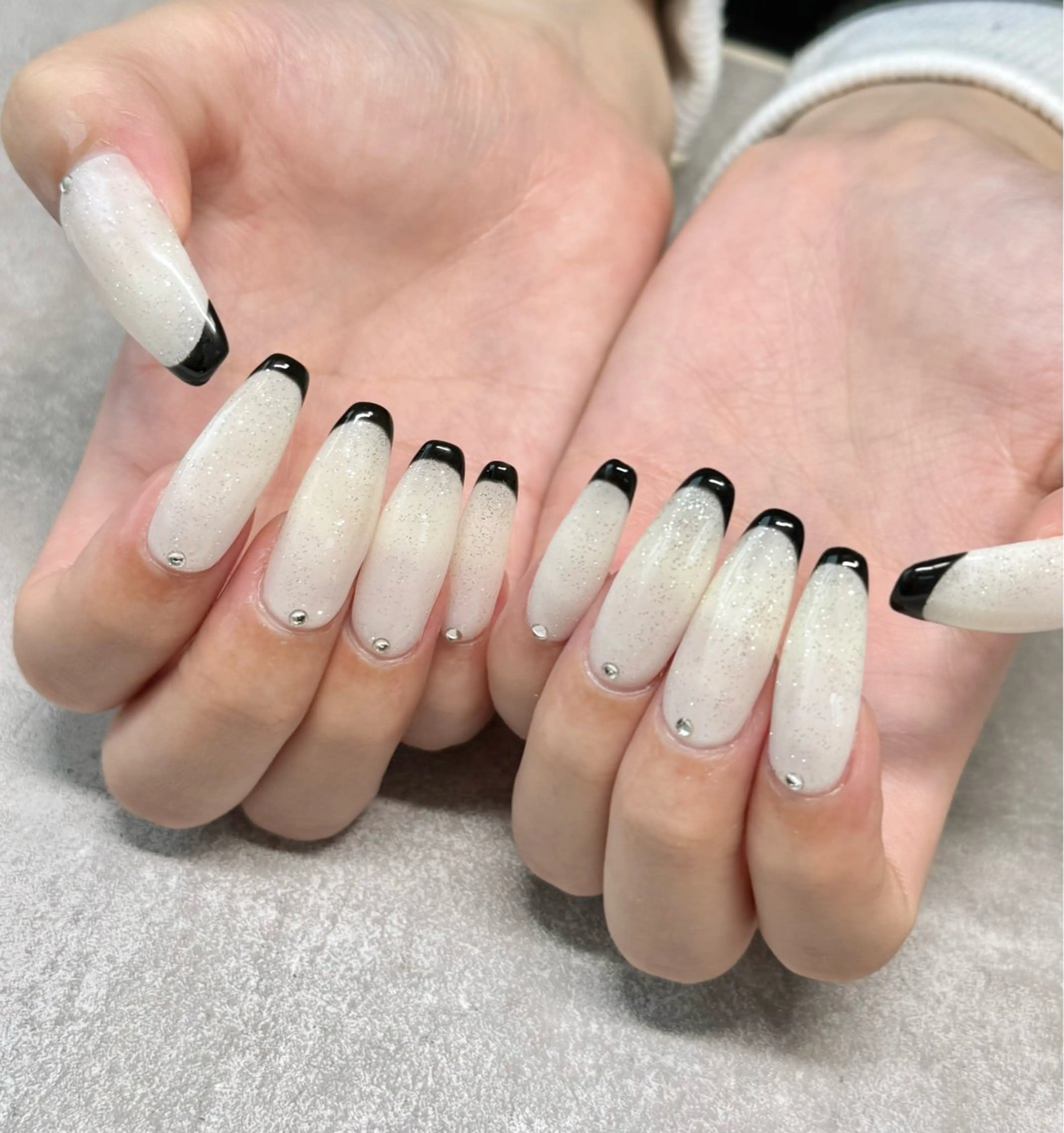ネイル フレンチネイル ロングネイル 冬ネイル ハンドネイル nailroom amyのネイルデザイン