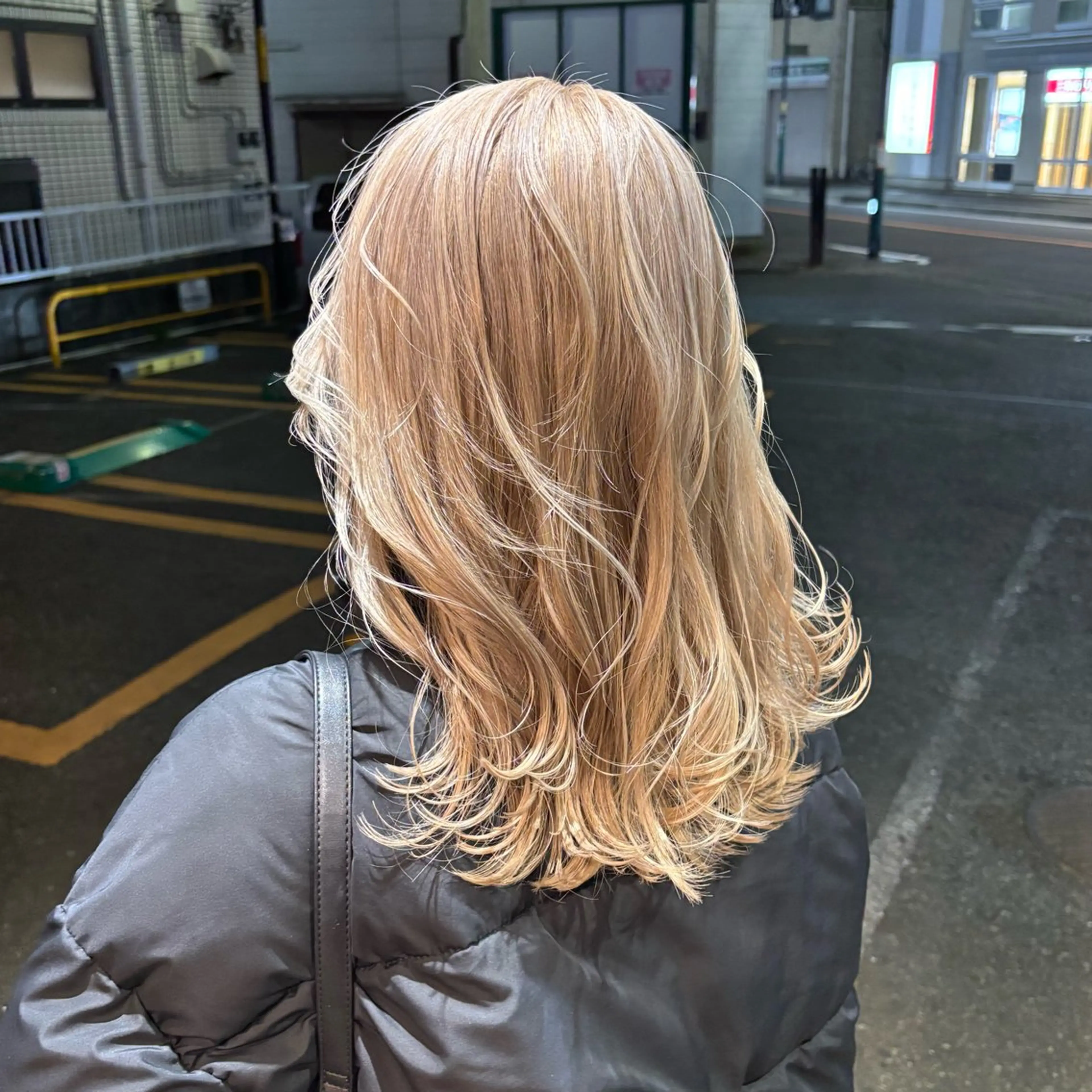 ミディアム ヘアカラー 🖤🎀ハイトーン/ エク/夕月🎀🖤のヘアスタイル