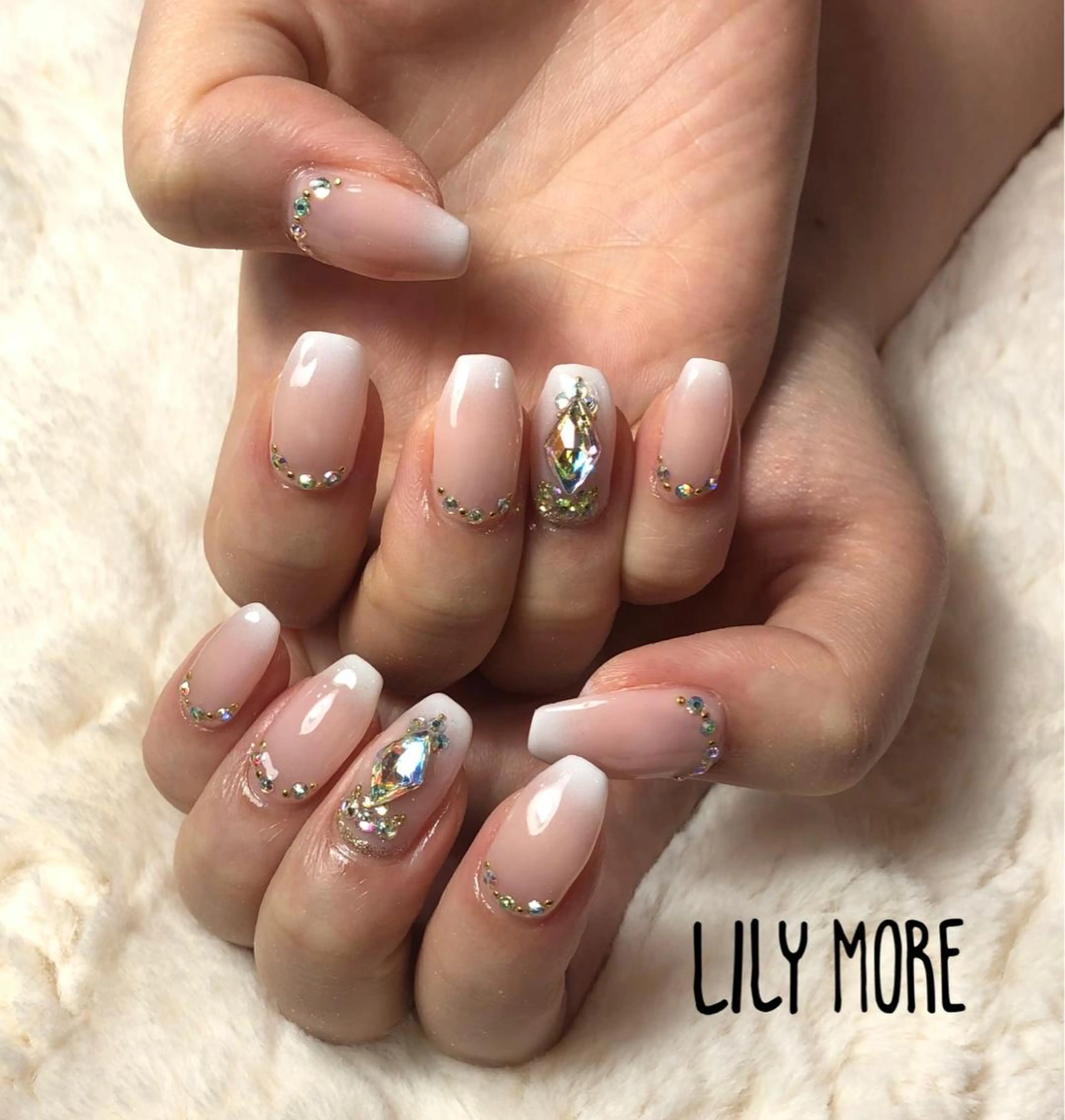 ネイル ストーンネイル Lily closetのネイルデザイン