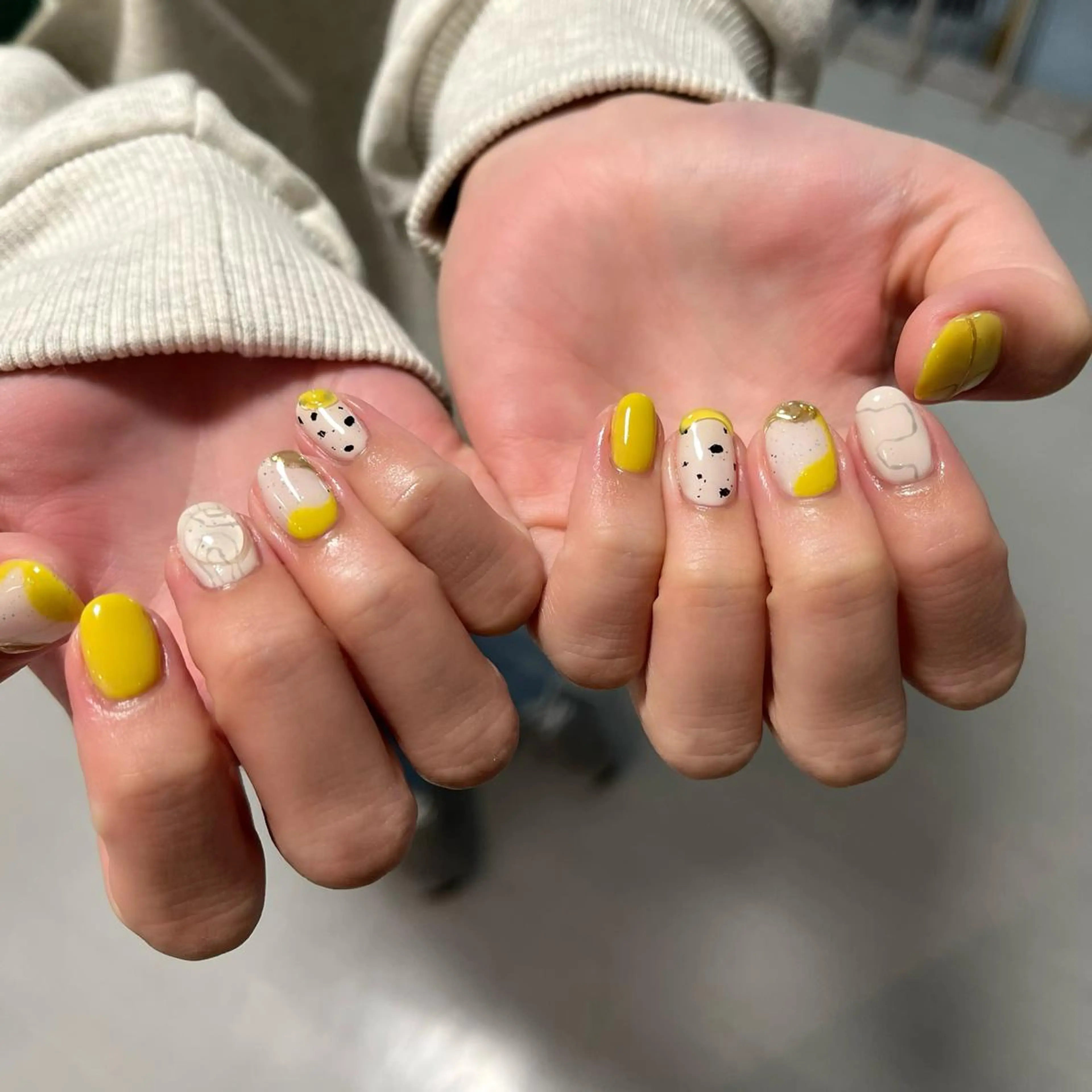 ネイル ジェルネイル ニュアンスネイル ぷっくりネイル 黄色 ハンドネイル 阿部 ほのかのネイルデザイン