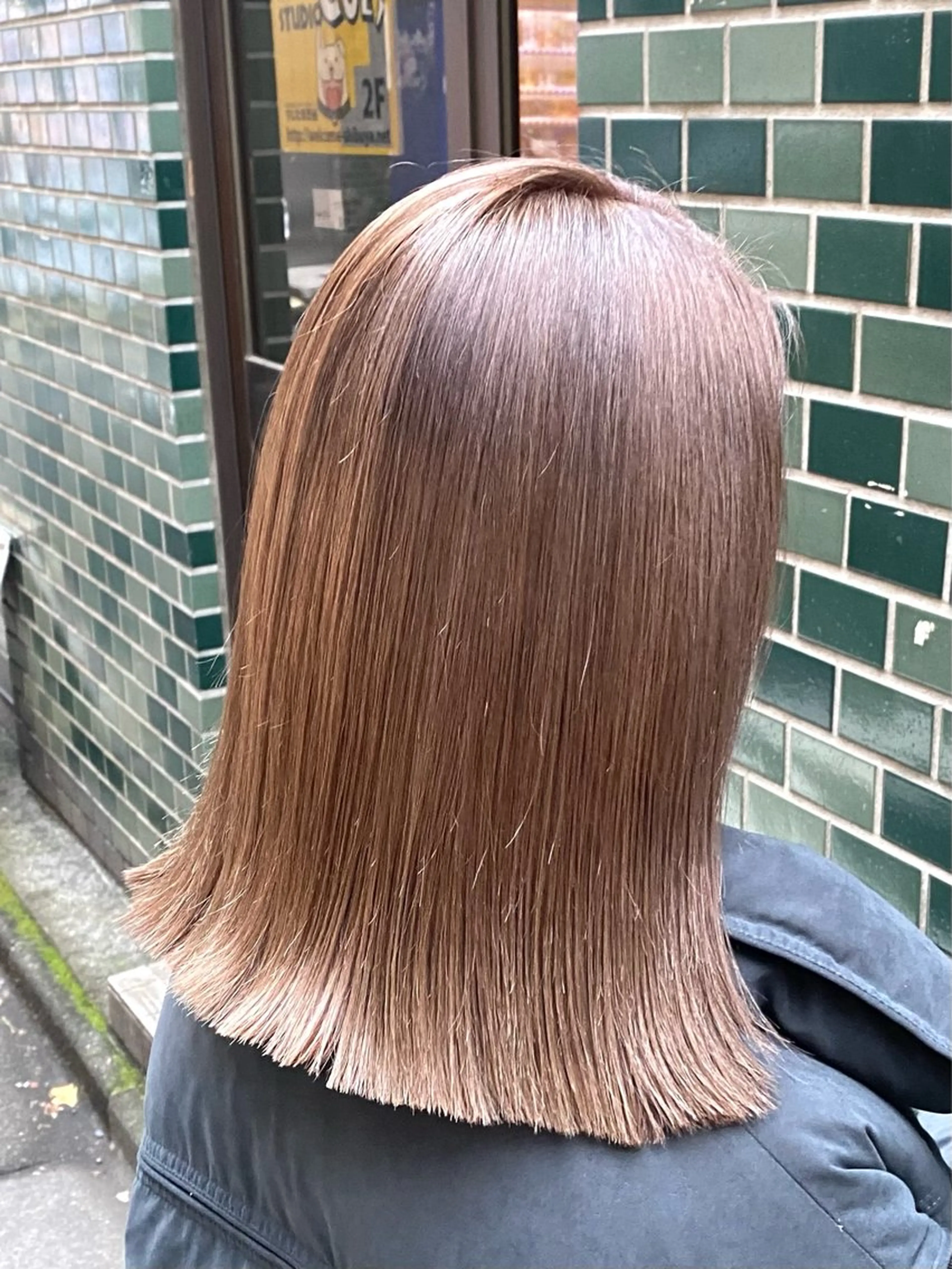ミディアム カラー ベージュカラー ブリーチ ミルクティーベージュ カット ヘアカラー トリートメント LATTE所属・垢抜け顔周り／韓国 ヘア𝑺𝒂𝒌𝒊のヘアスタイル