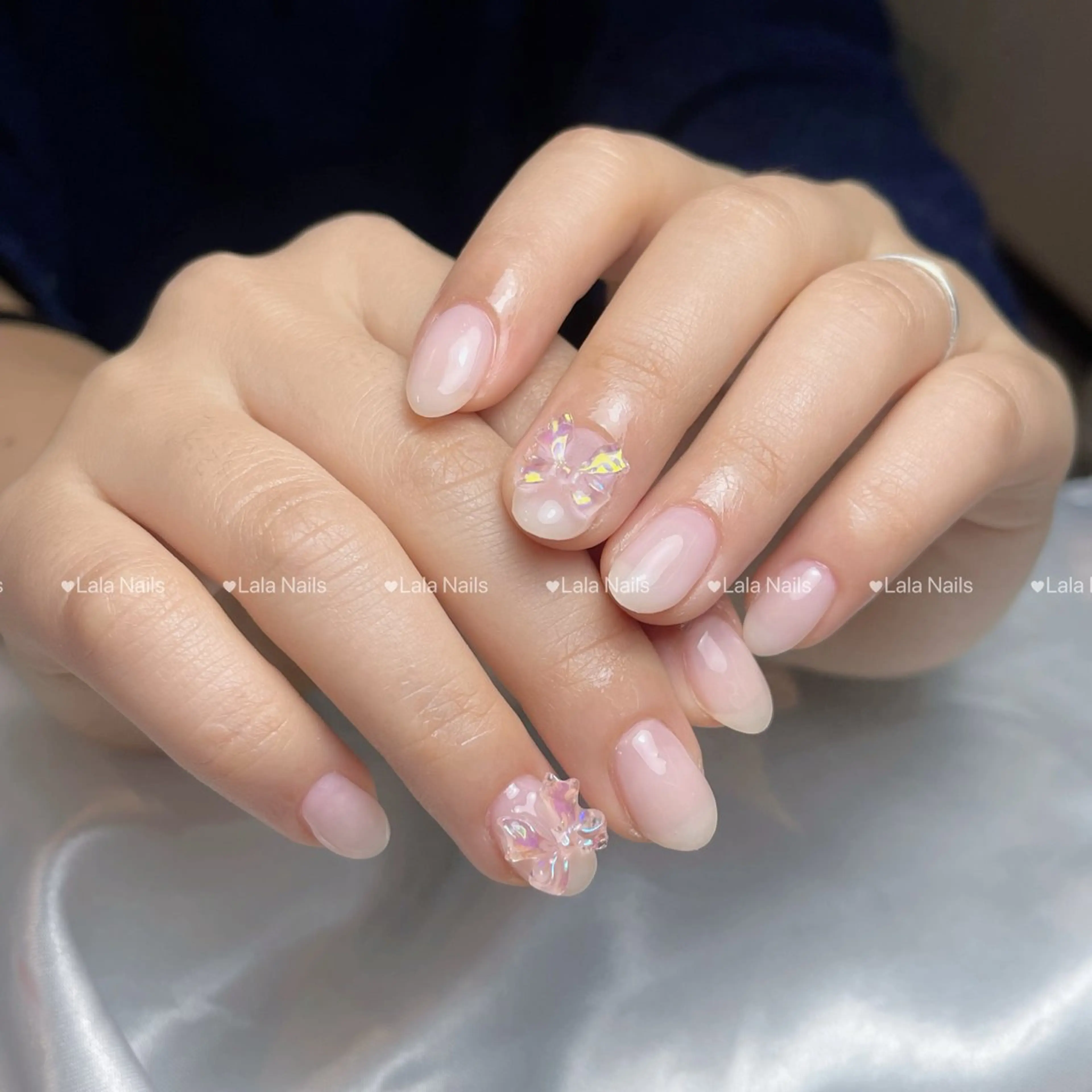 ネイル アートネイル 長さ出し フレンチネイル グラデーション キラキラネイル ハンドネイル ハンドケア Lala Nails所属・Lala Nailsのネイルデザイン