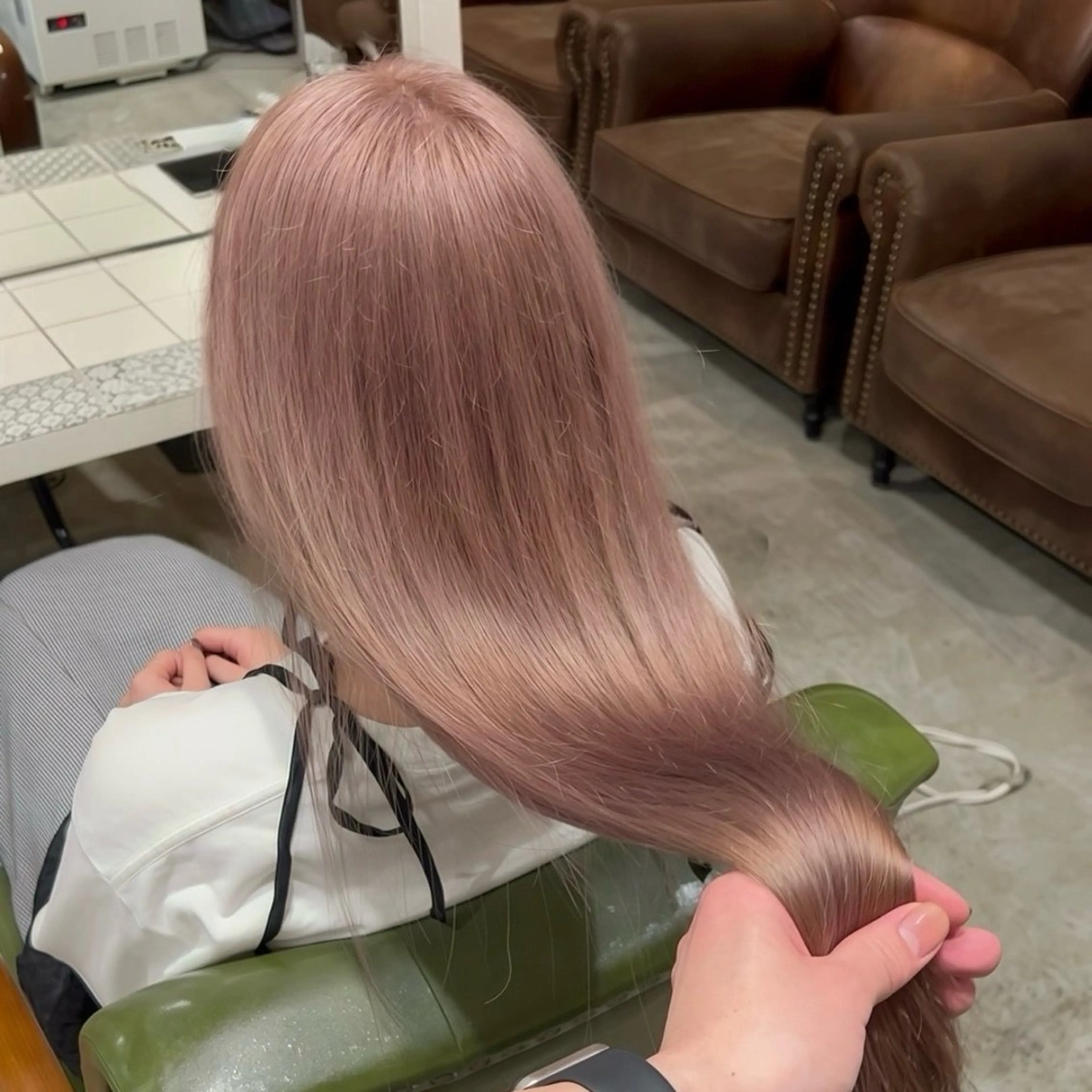 ロング カラー ベージュカラー ピンクカラー ピンクベージュ ヘアカラー トリートメント ヘッドスパ ヘアセット オカベ ショウマのヘアスタイル