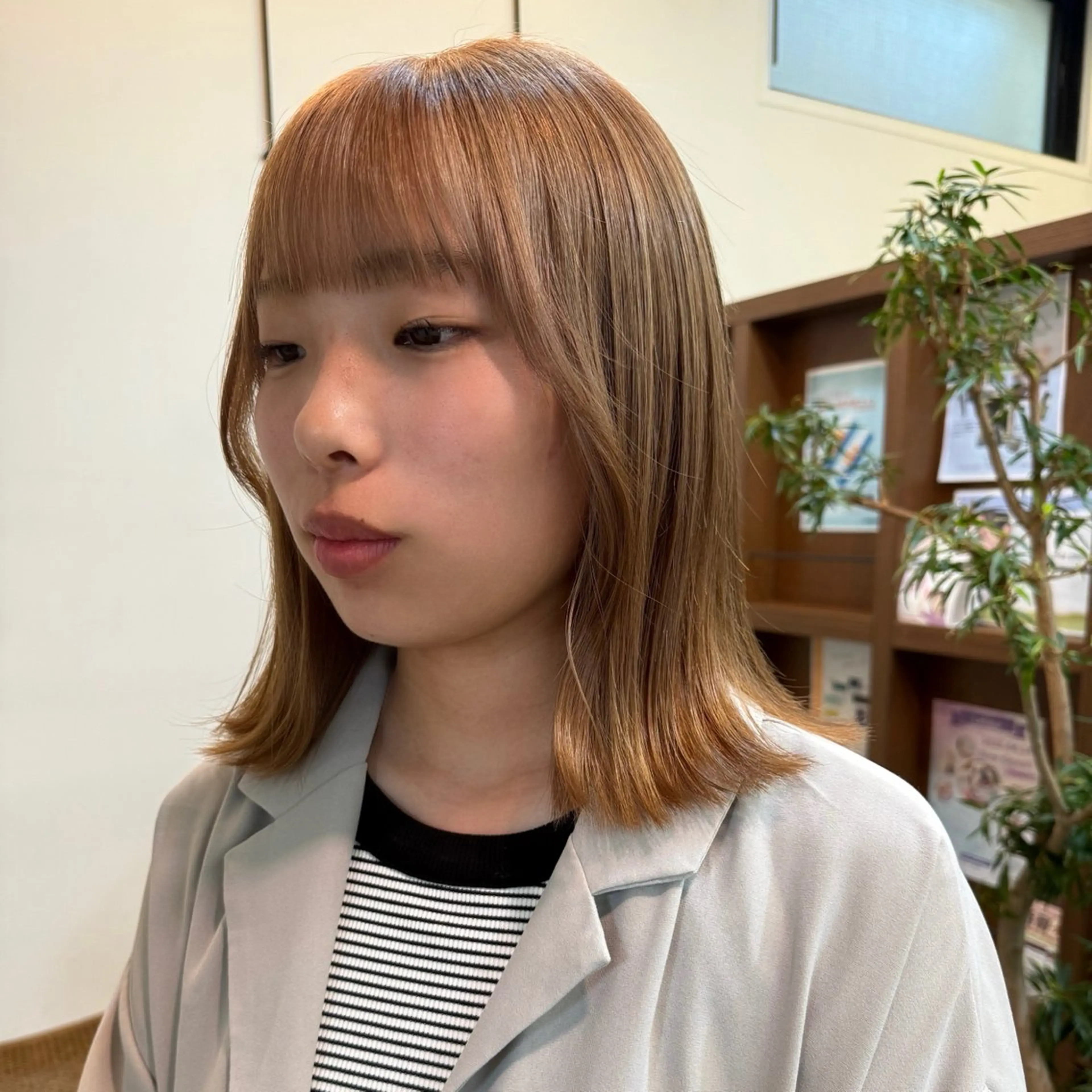 ミディアム カラー ベージュカラー ブリーチ 透明感カラー 縮毛矯正 ヘアカラー トリートメント shin enom yuukaのヘアスタイル