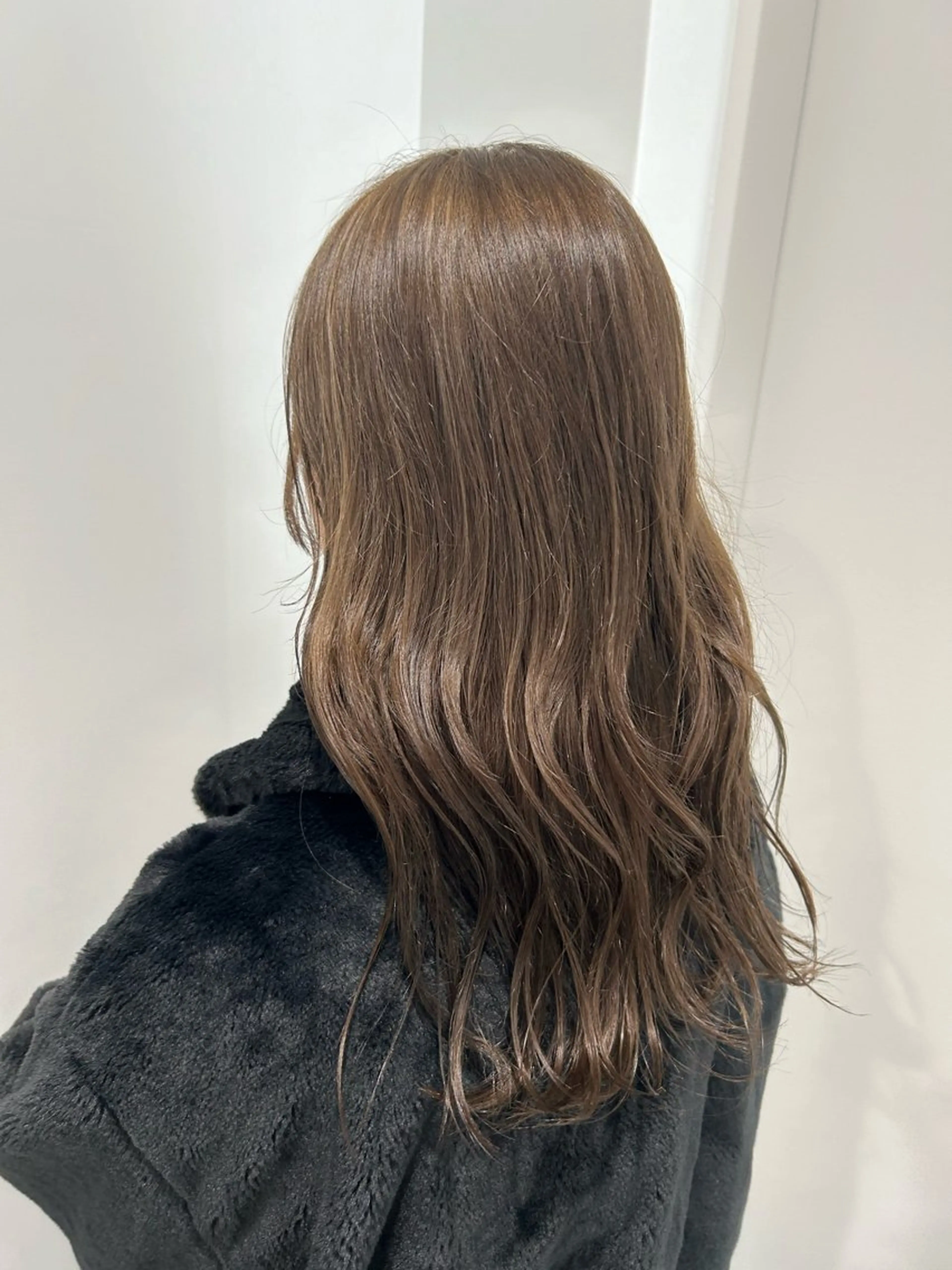 ロング ヘアカラー 艶感ミルクティー🤍 色落ち綺麗🤍ともやのヘアスタイル