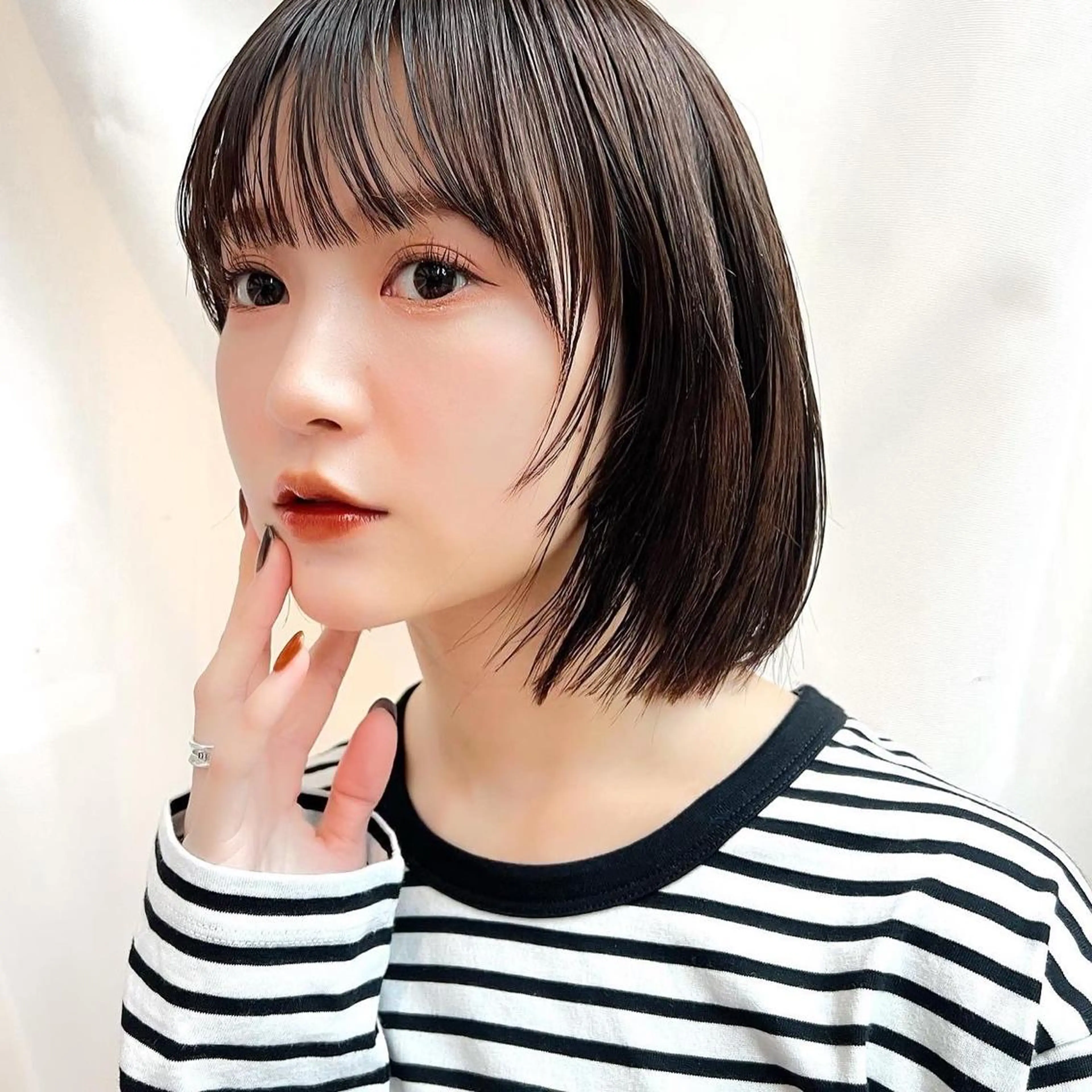 ミディアム カラー 切りっぱなしボブ ブリーチ グレージュ イルミナカラー インナーカラー カット ヘアカラー トリートメント ニュアンスレイヤー ハイトーンカラーのヘアスタイル