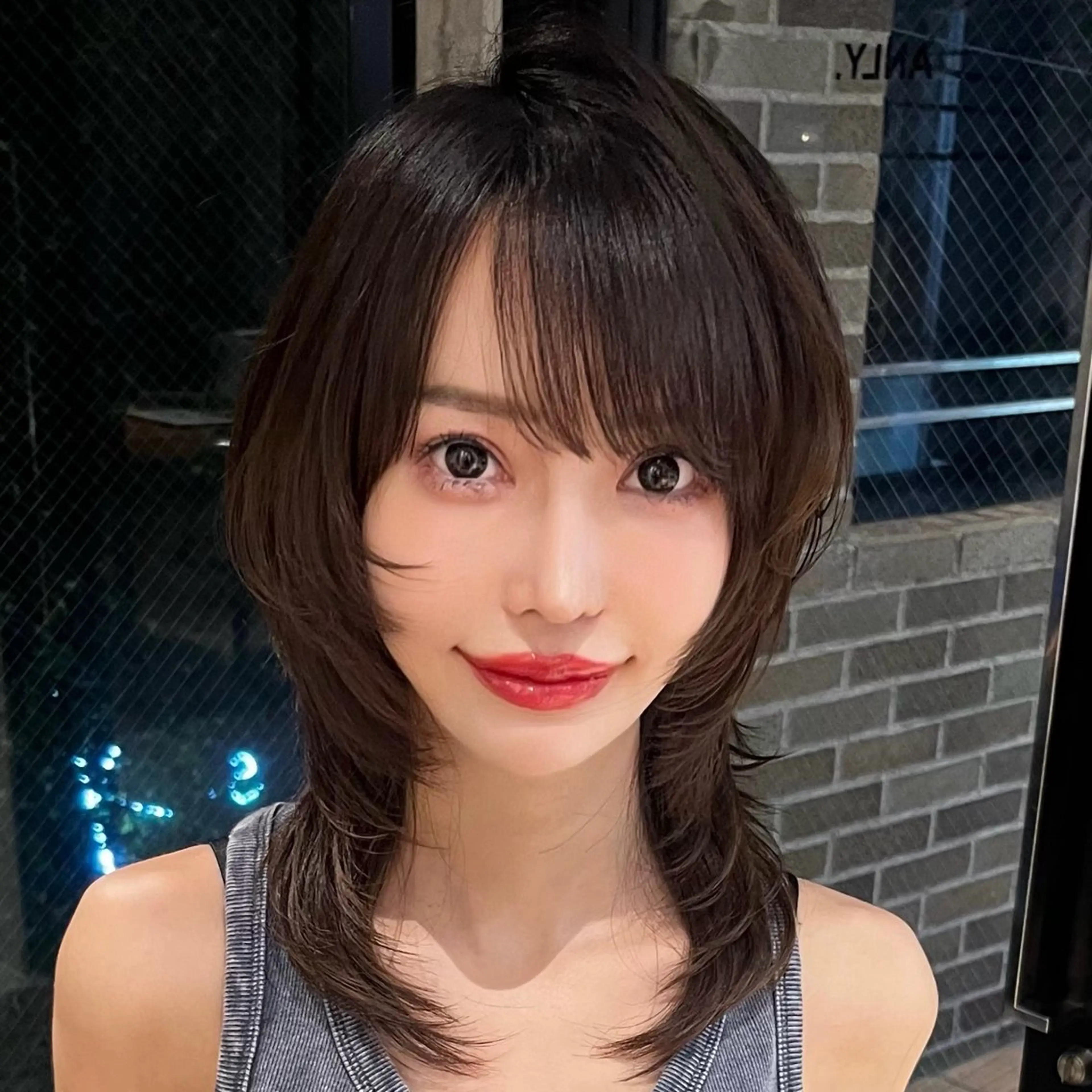 ミディアム カット ウルフとデザイン カラーの神のヘアスタイル