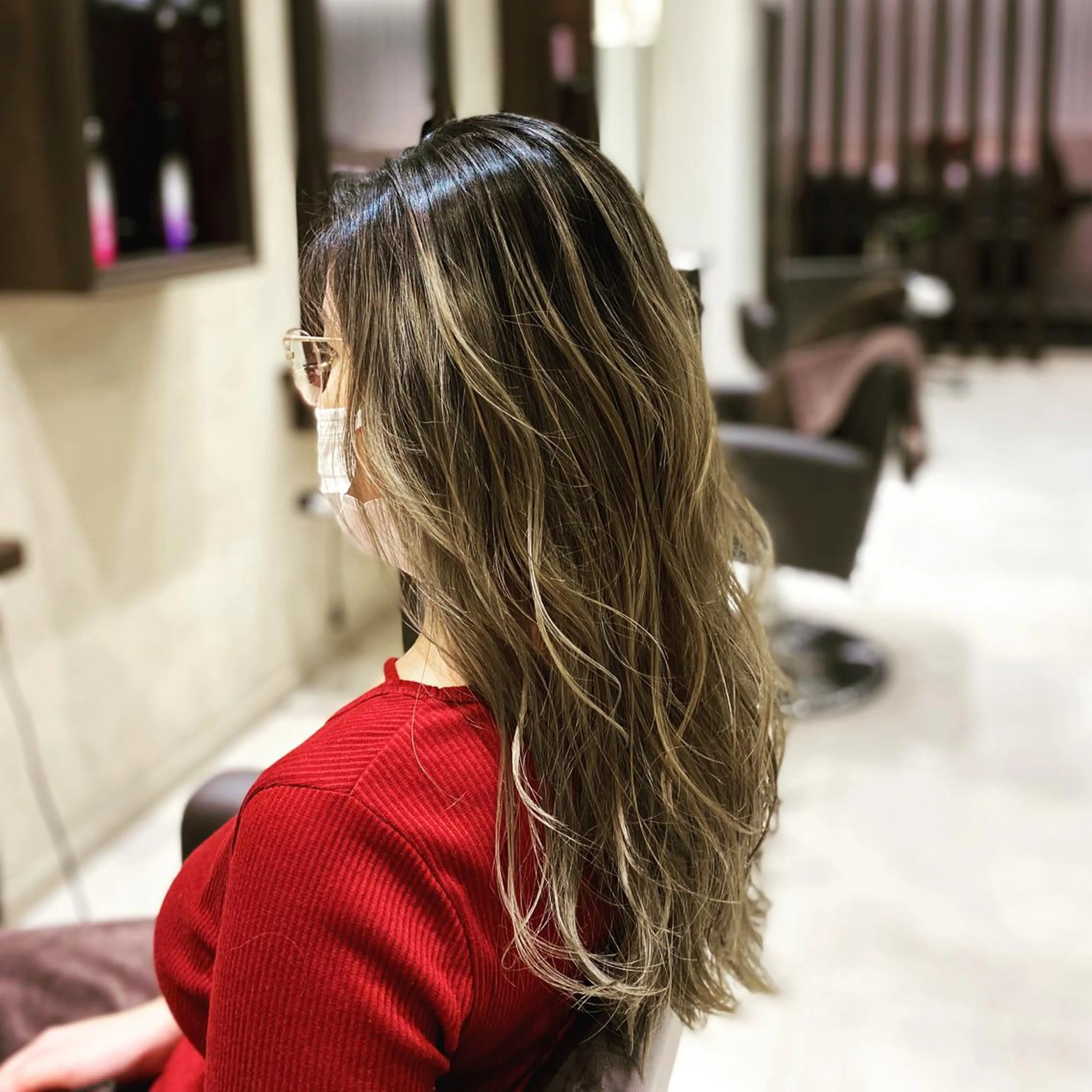 ロング エイジングケア、白髪 ぼかしヒキマカイトのヘアスタイル