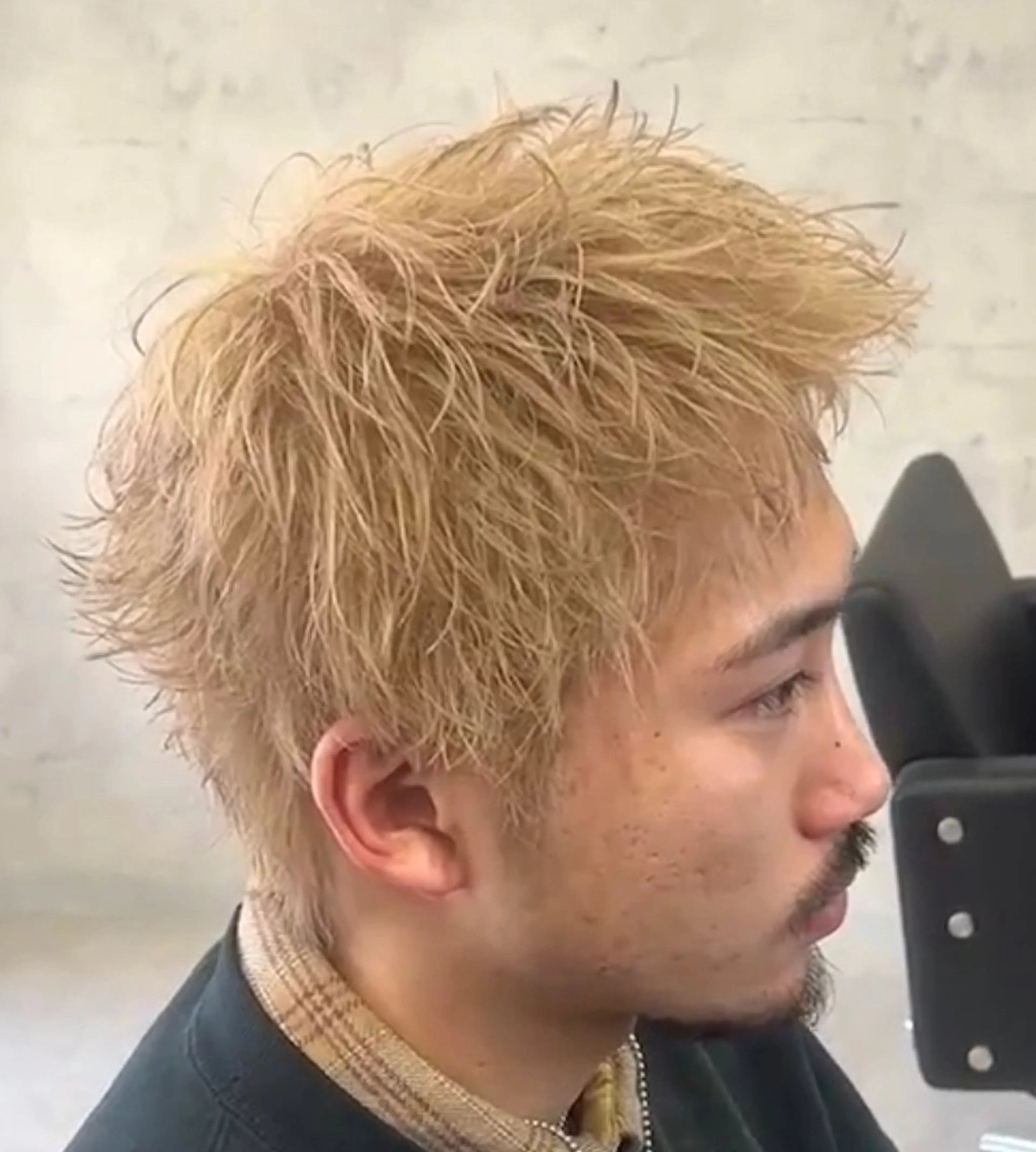 ショート カラー メンズ メンズブリーチ ブリーチ ヘアカラー トリートメント ✨メンズ特化✨ サーフカール🏄‍♂のヘアスタイル