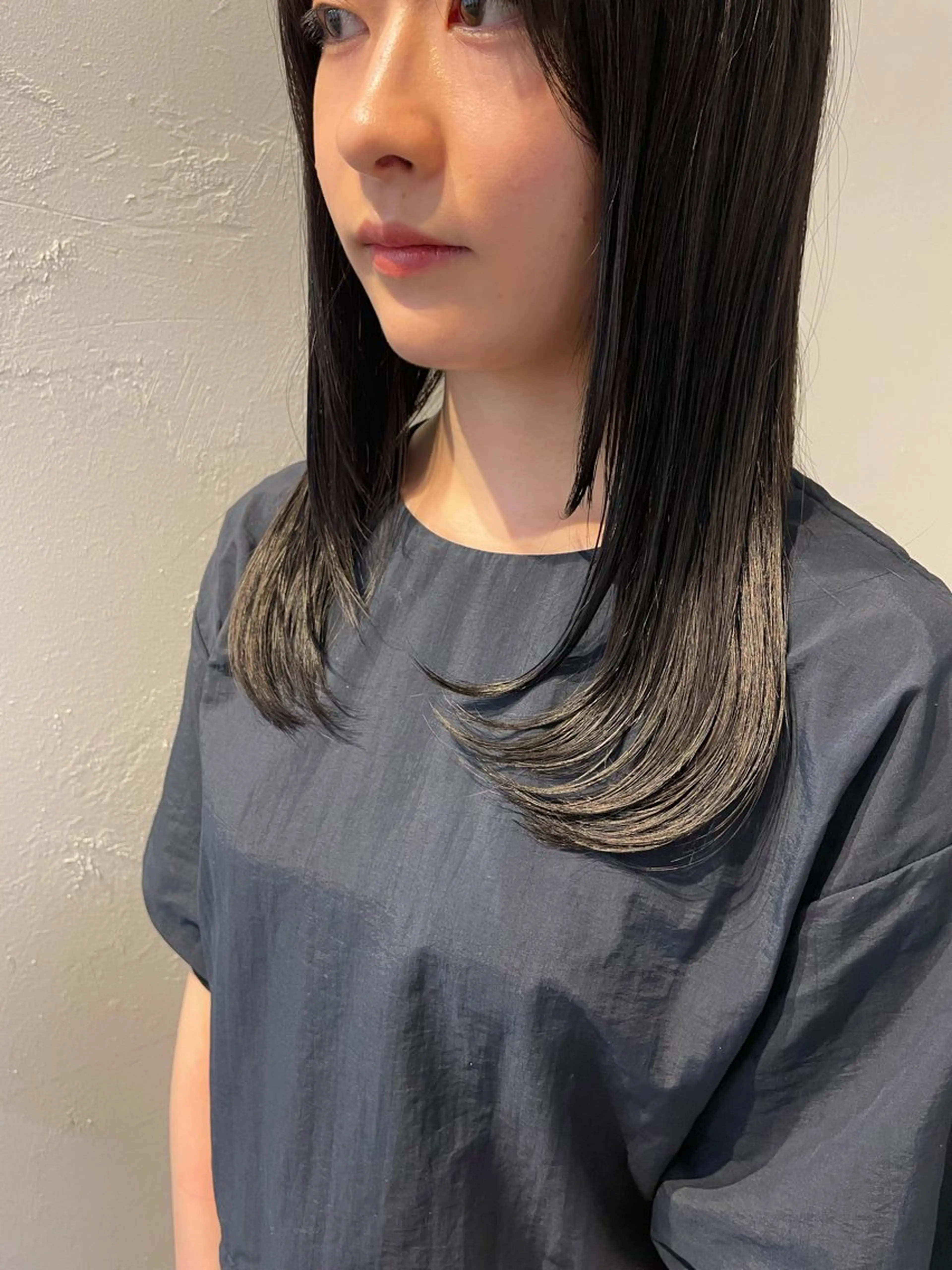 セミロング カラー グレージュ mina / 透明感ベージュカラーのヘアスタイル