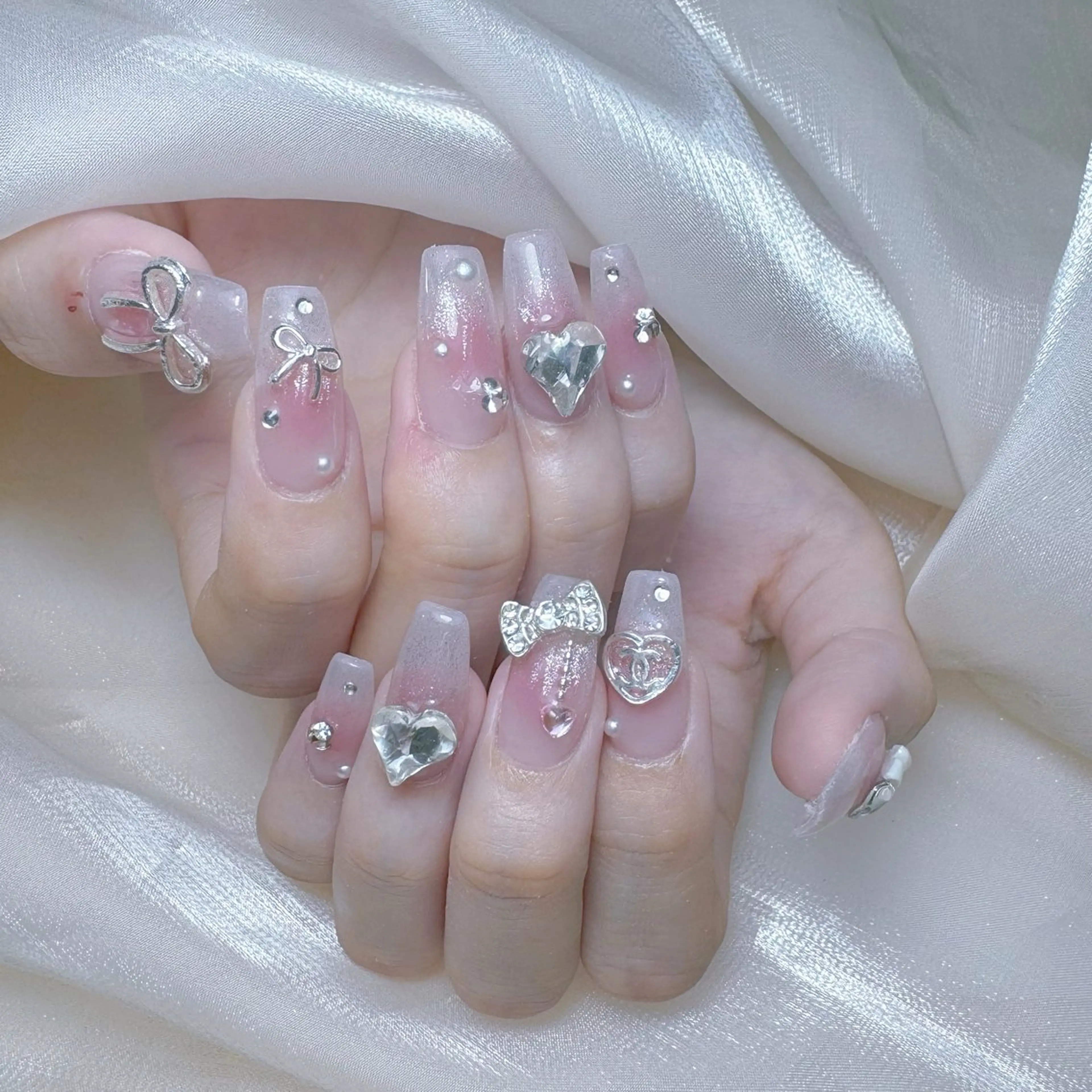 ネイル チークネイル ガーリー キラキラネイル 韓国ネイル ミラーネイル ハンドネイル NailPrincess所属・princess スカルプ専門店のネイルデザイン