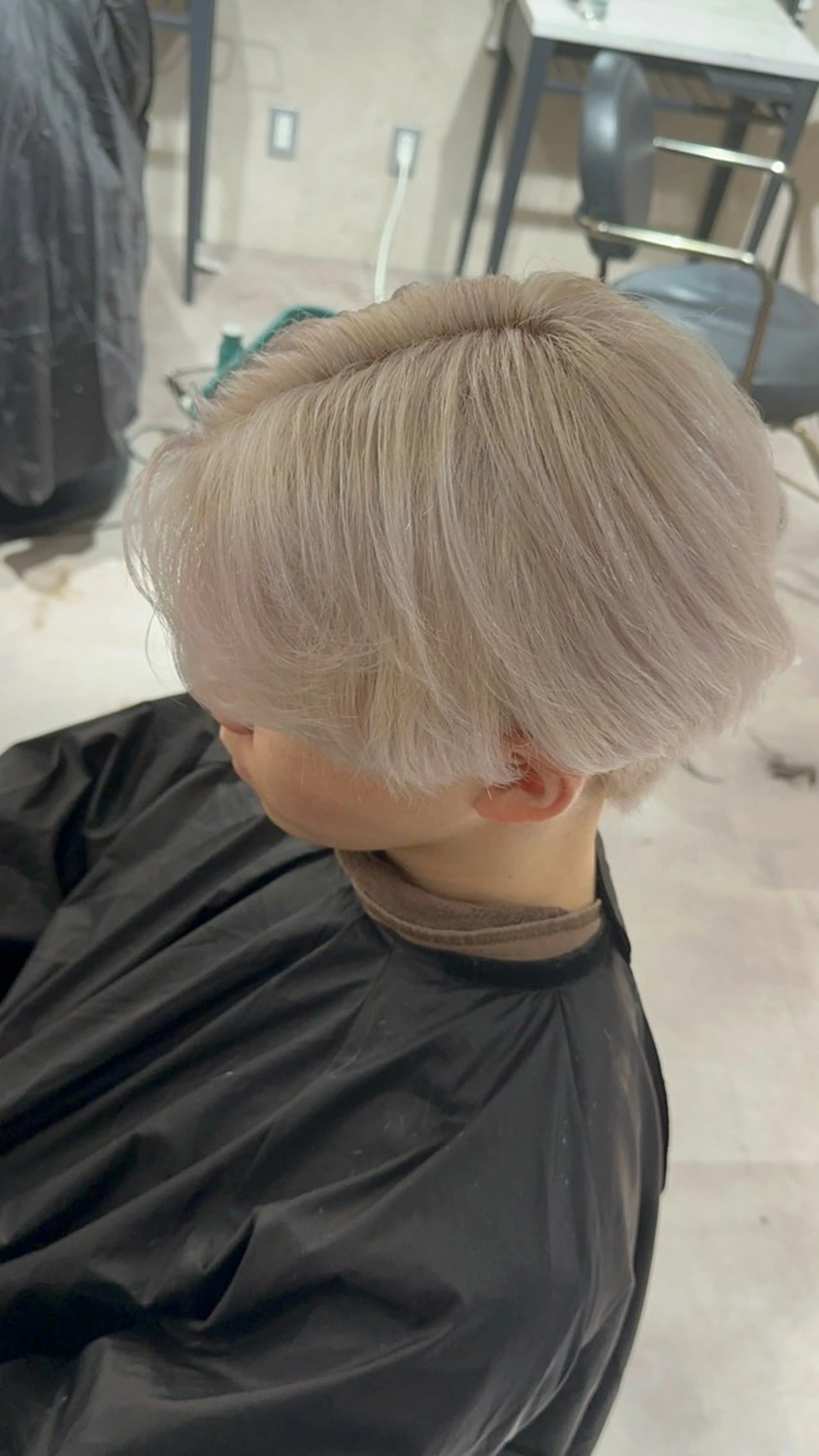 カラー メンズ ヘアカラー トリートメント ヘアセット 🇰🇷ハイトーン× 韓国レイヤー레이어드のヘアスタイル