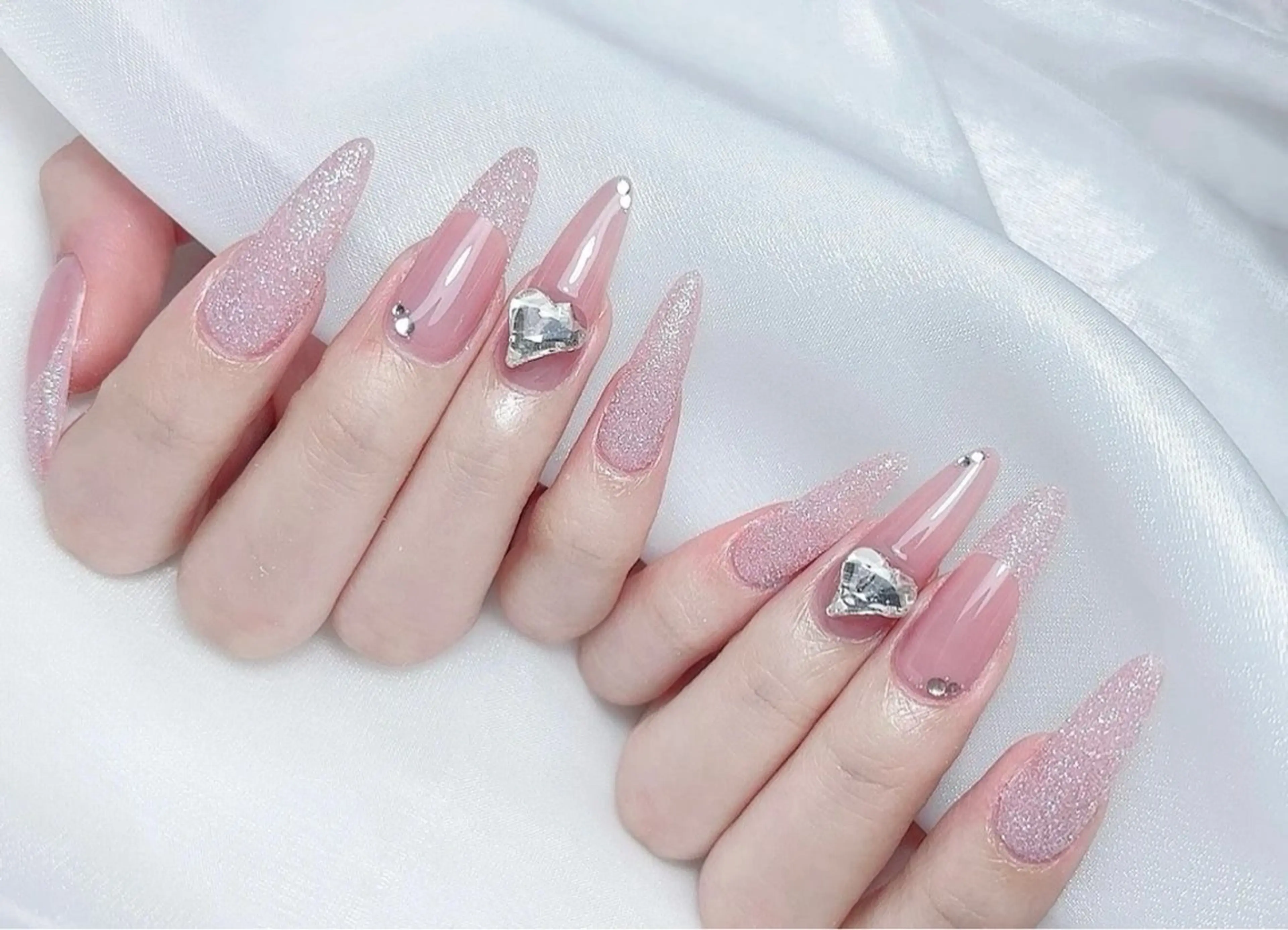 ネイル ハート キラキラネイル ラメ(グリッター) 春ネイル ストーンネイル ハンドネイル Mimo beau ty   salonのネイルデザイン