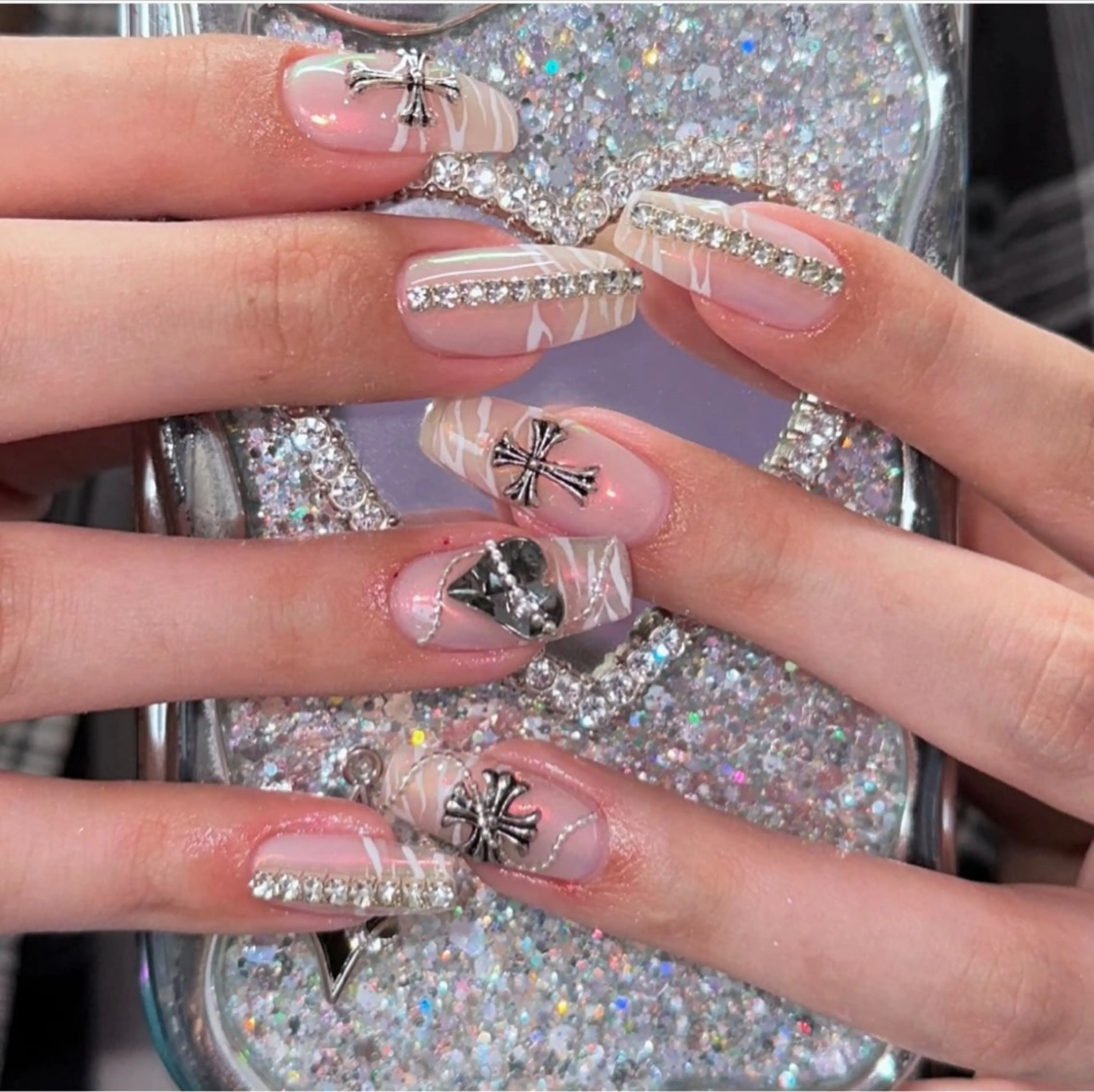 ネイル フラッシュネイル フレンチネイル グラデーション キラキラネイル 韓国ネイル ハンドネイル Lyna Nail のネイルデザイン