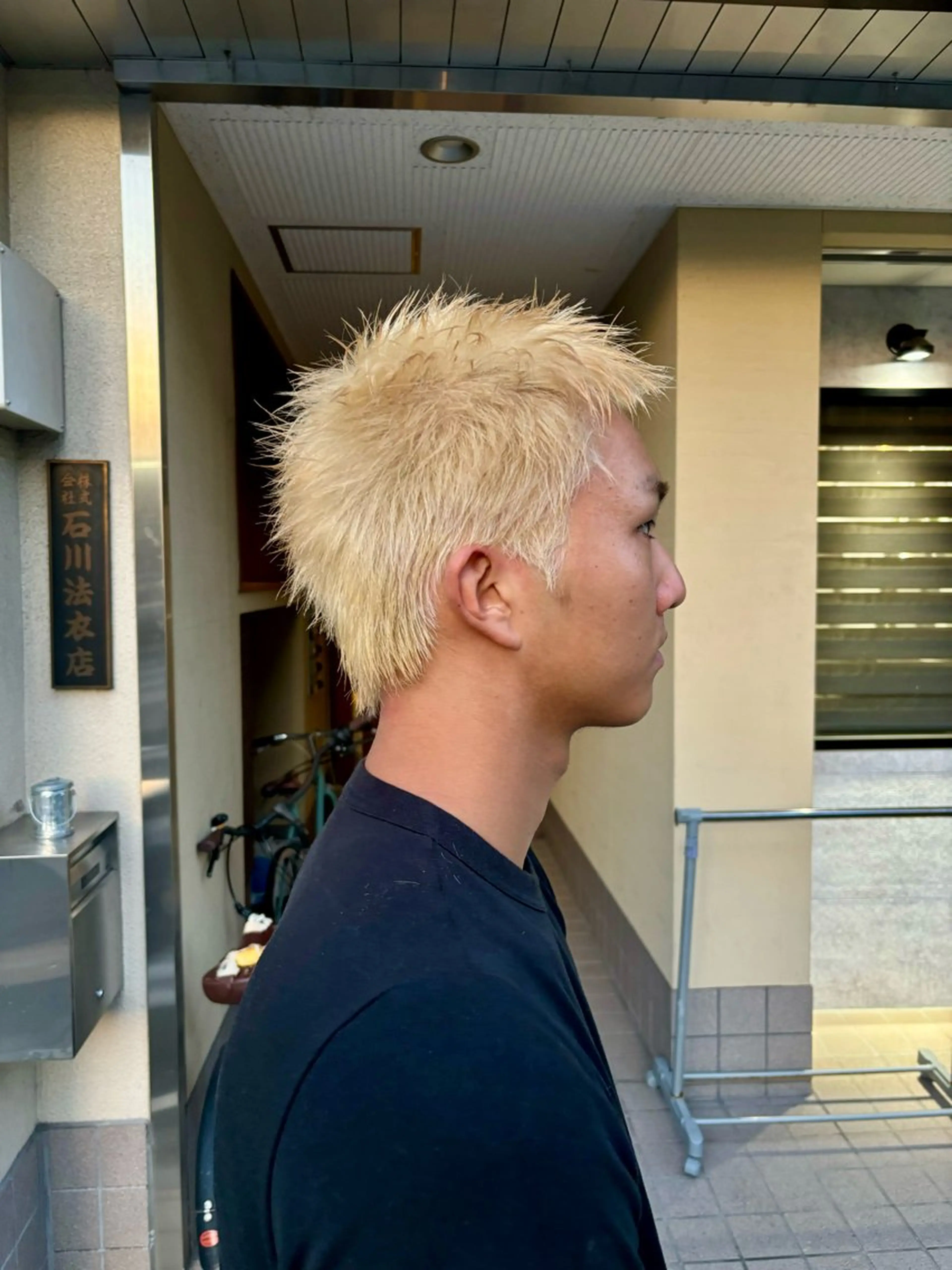 カラー メンズ メンズブリーチ メンズハイトーン メンズショート スパイキーショート ブリーチ カット ヘアカラー darts所属・マツダ レンのヘアスタイル