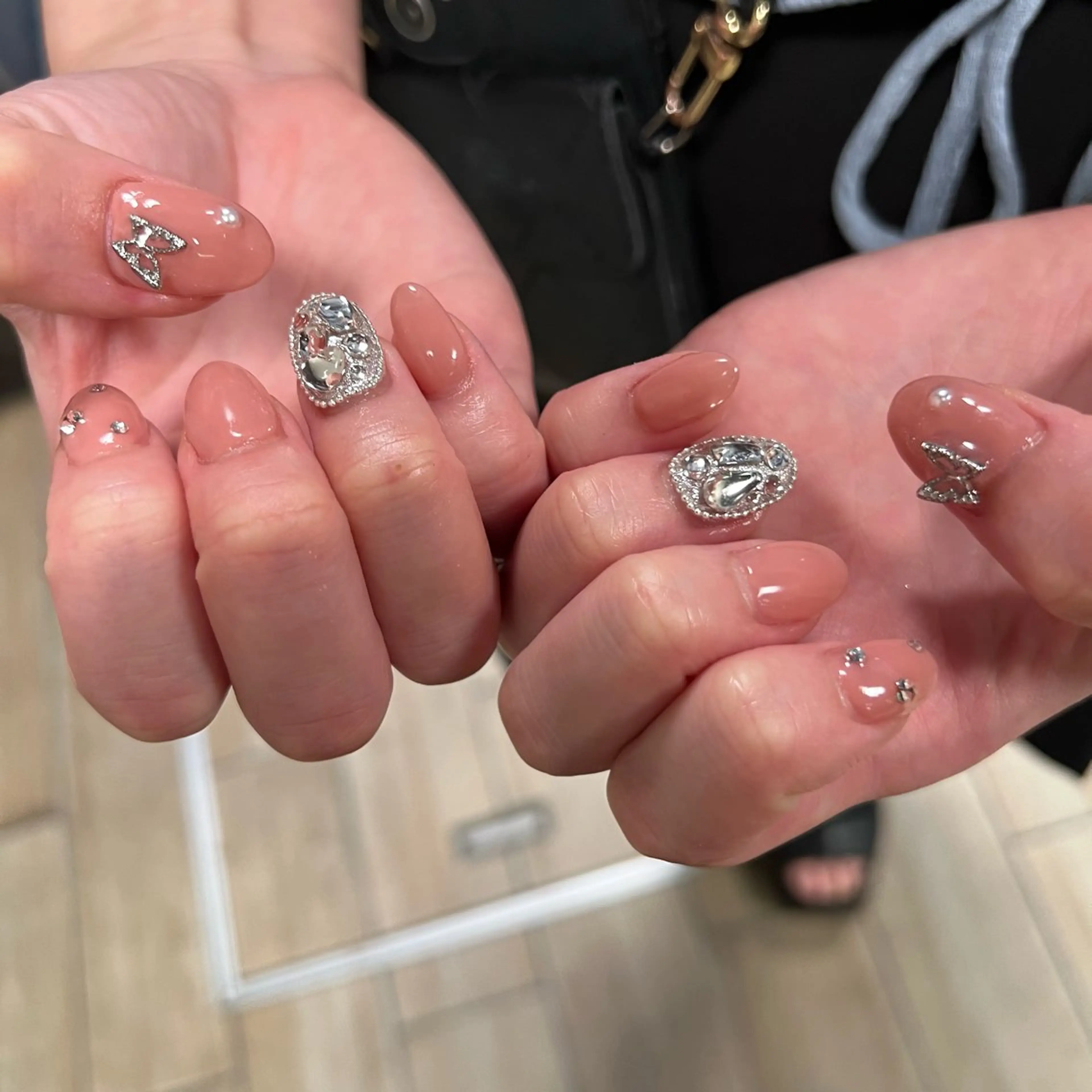 ネイル ストーンネイル ワンホンネイル ハンドネイル Nail&Eyelash salon Axia所属・Nail salon Axiaのネイルデザイン