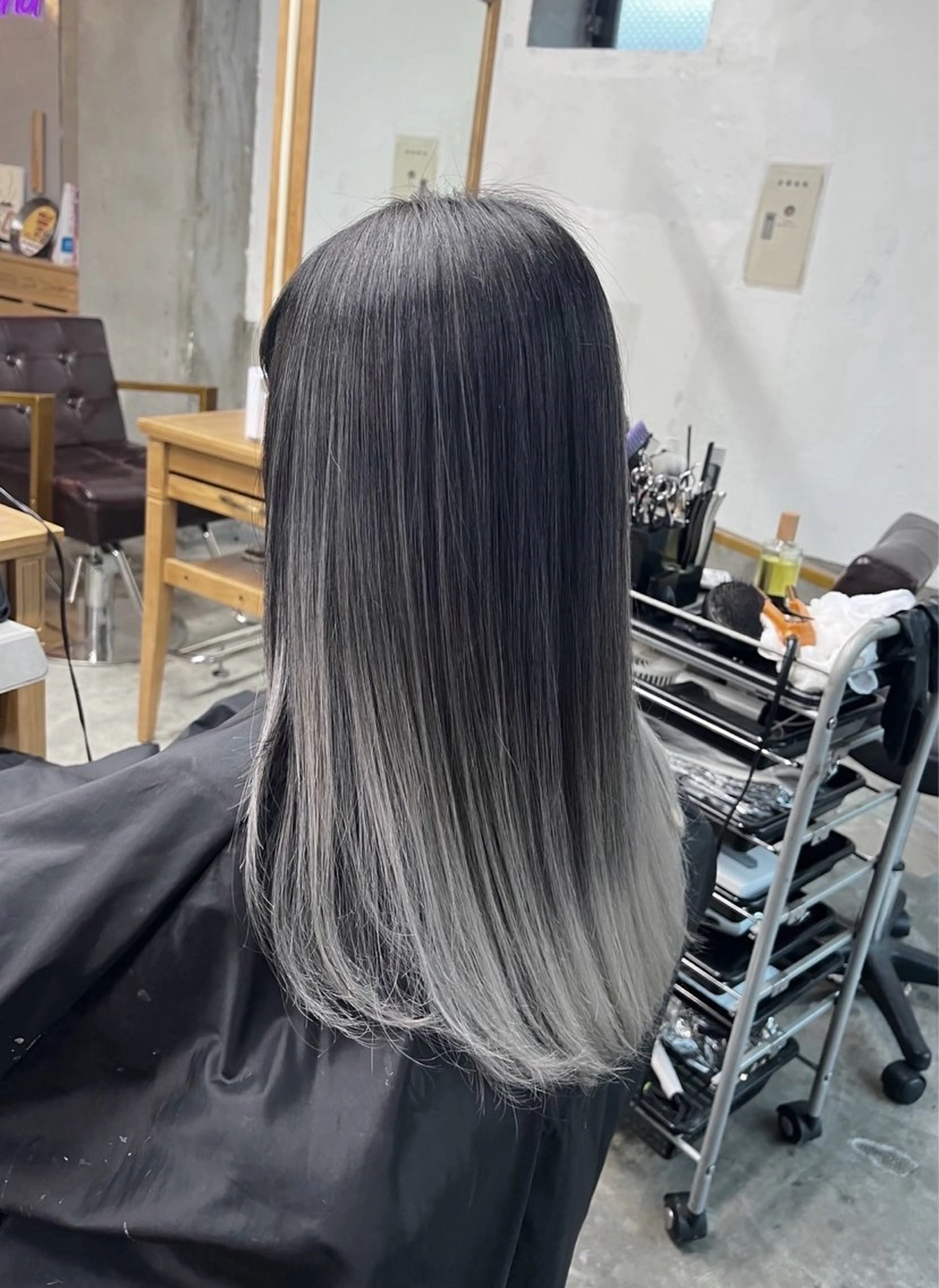 セミロング カラー バレイヤージュ シルバー ホワイトシルバー レイヤーカット ヘアカラー トリートメント ROBIN所属・指名数No.1 /NAOYAのヘアスタイル