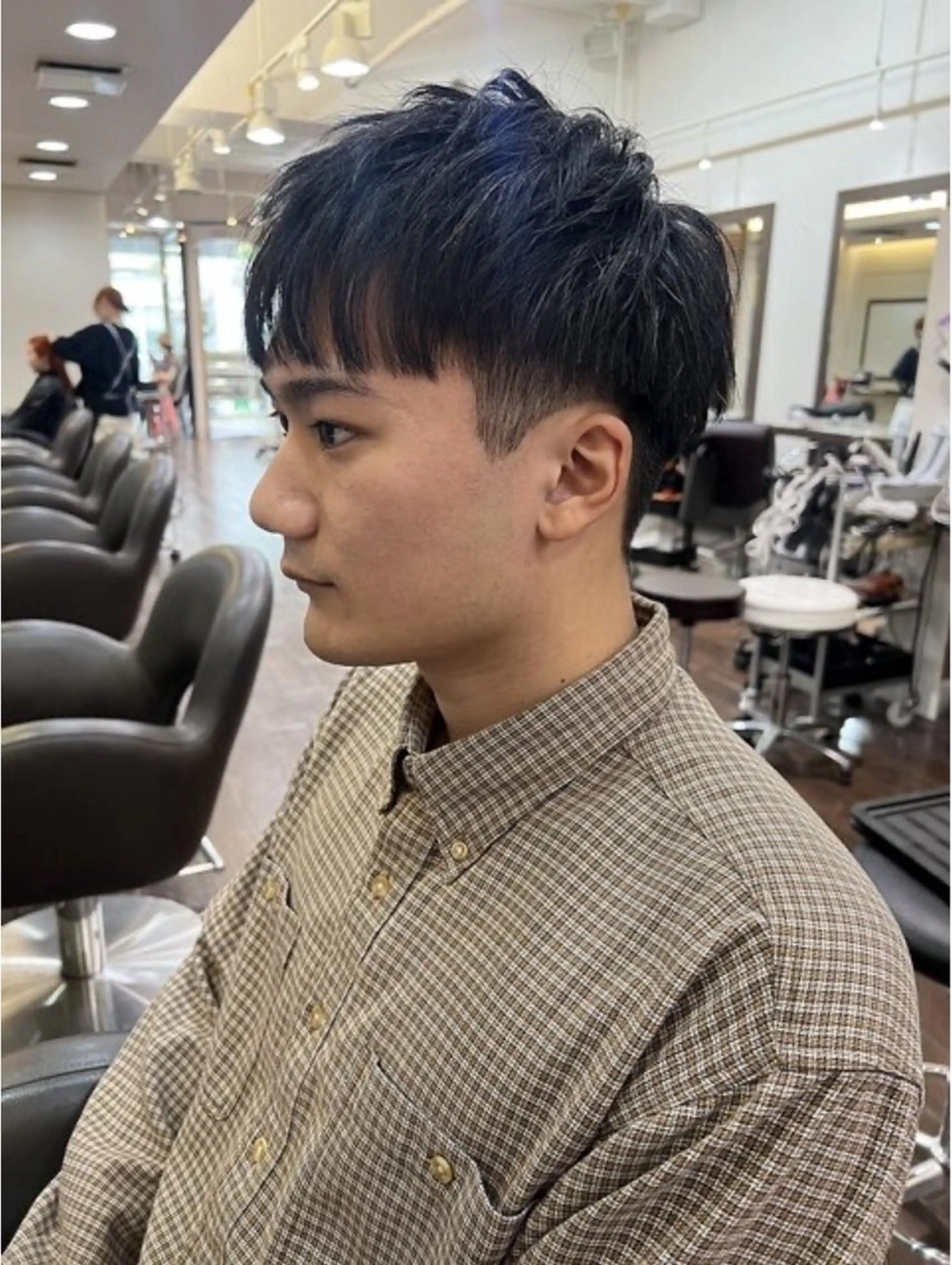 ショート メンズ メンズブリーチ センターパート メンズインナーカラー メンズ韓国風 マッシュ カット 似合わせカット パーマ/コトミ🐸のヘアスタイル