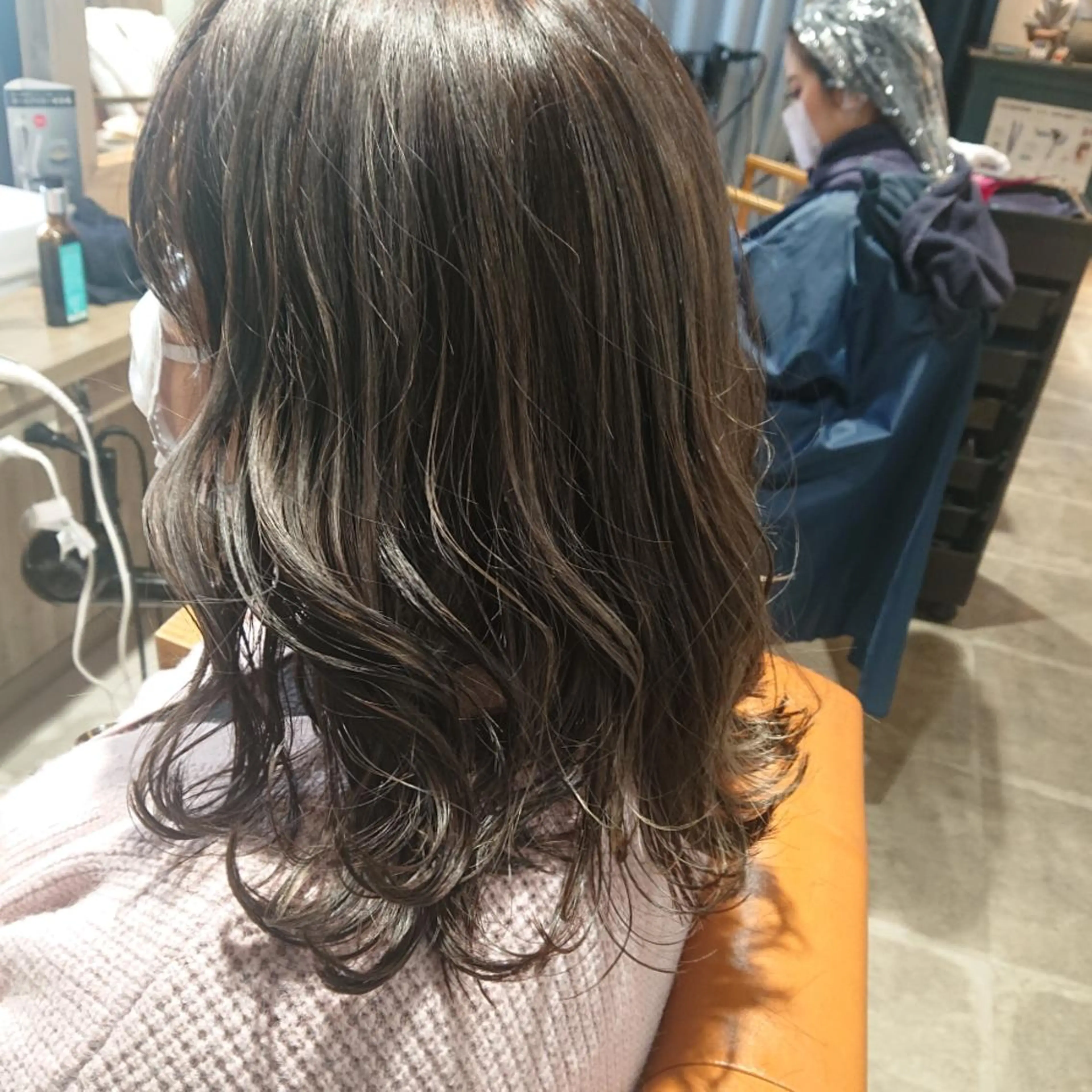 セミロング カラー ブリーチ alushe 岡 陽子のヘアスタイル