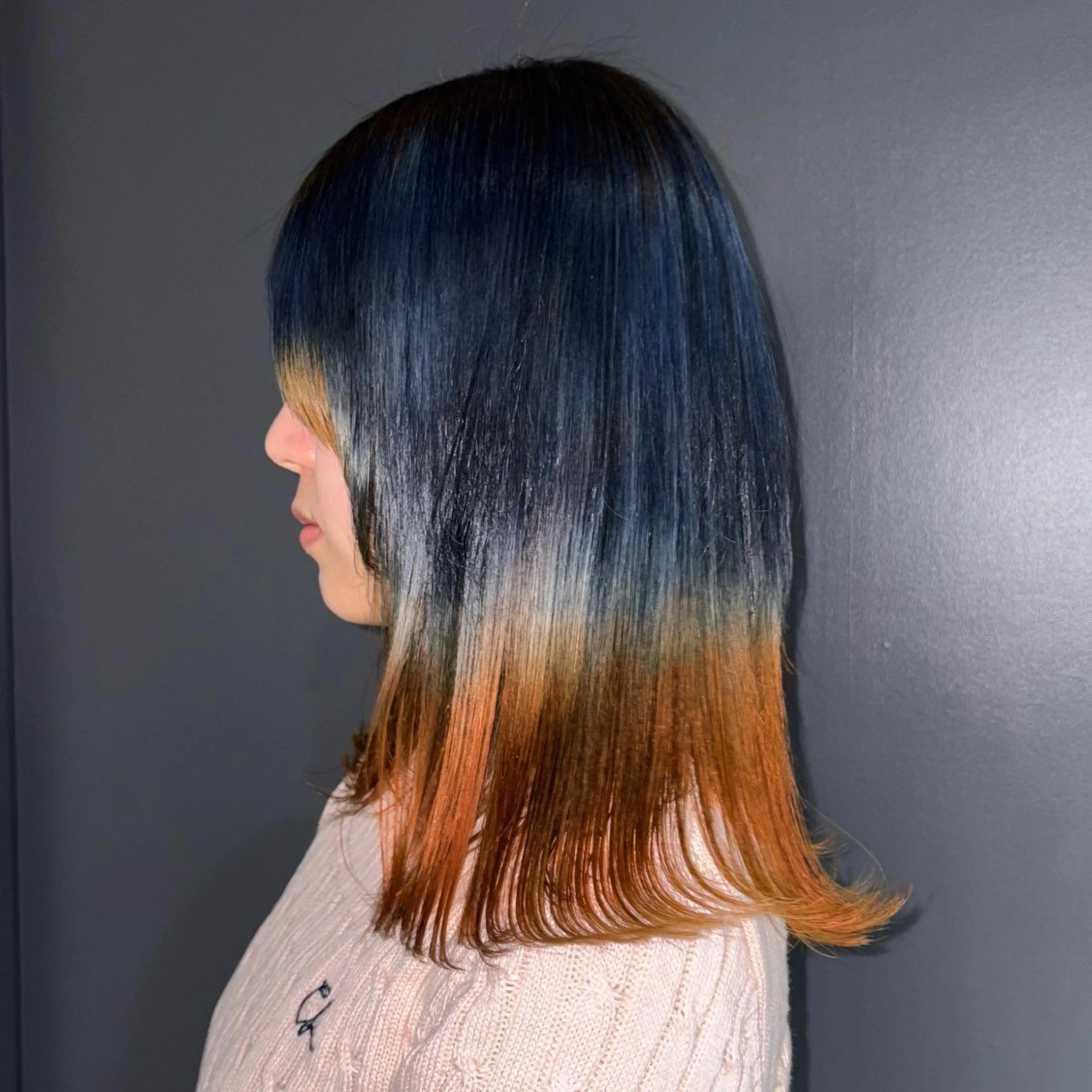 ミディアム カラー デザインカラー グラデーションカラー ネイビーカラー オレンジ 顔まわりレイヤー ヘアカラー ★デザインカラー ハイトーン ももか★のヘアスタイル