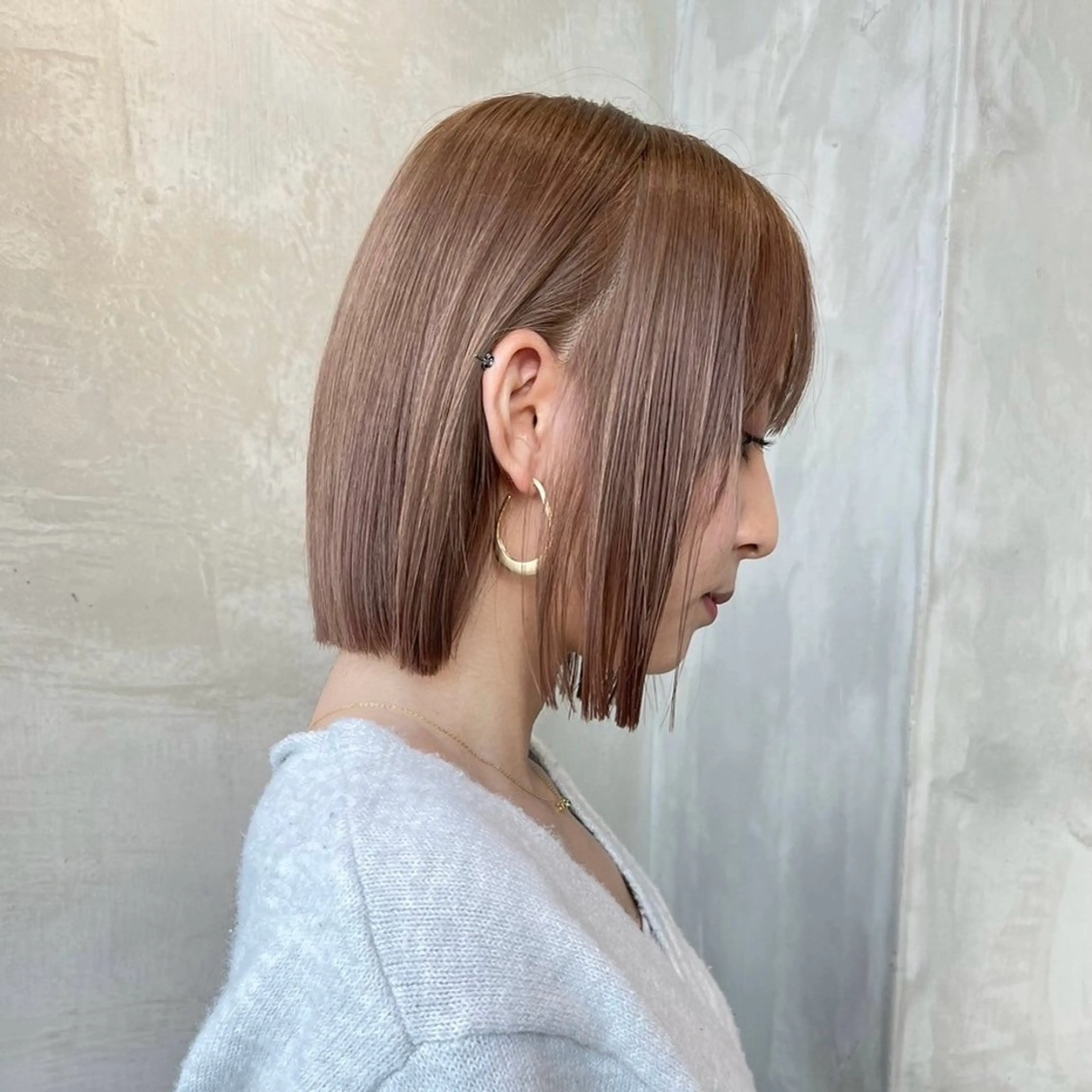 ショート カラー 切りっぱなしボブ ハイトーンカラー ボブ くびれボブ×赤み 消しカラー/楓のヘアスタイル