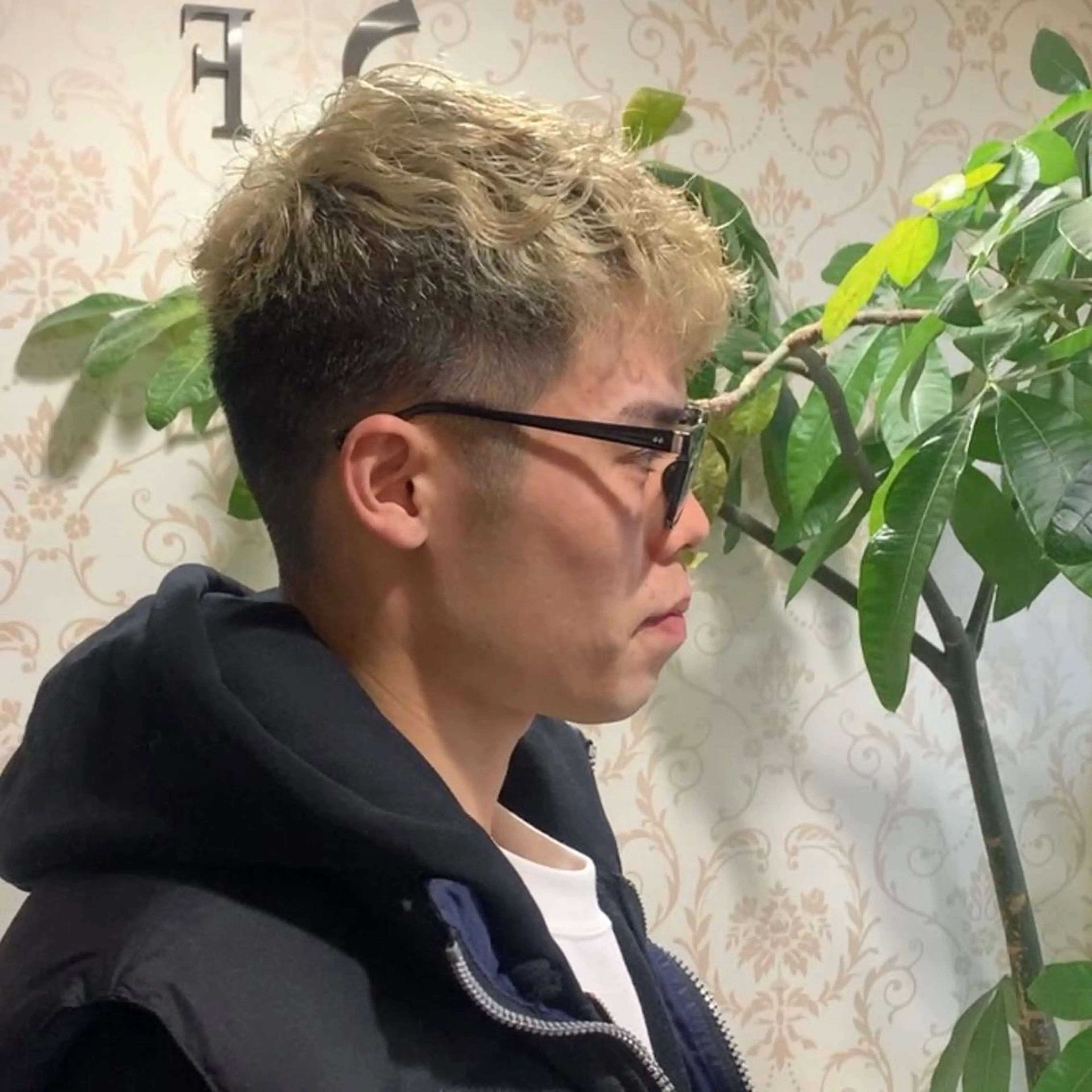 パーマ メンズ フェードカット メンズパーマ メンズ縮毛矯正 /メンズパーマ美容師のヘアスタイル