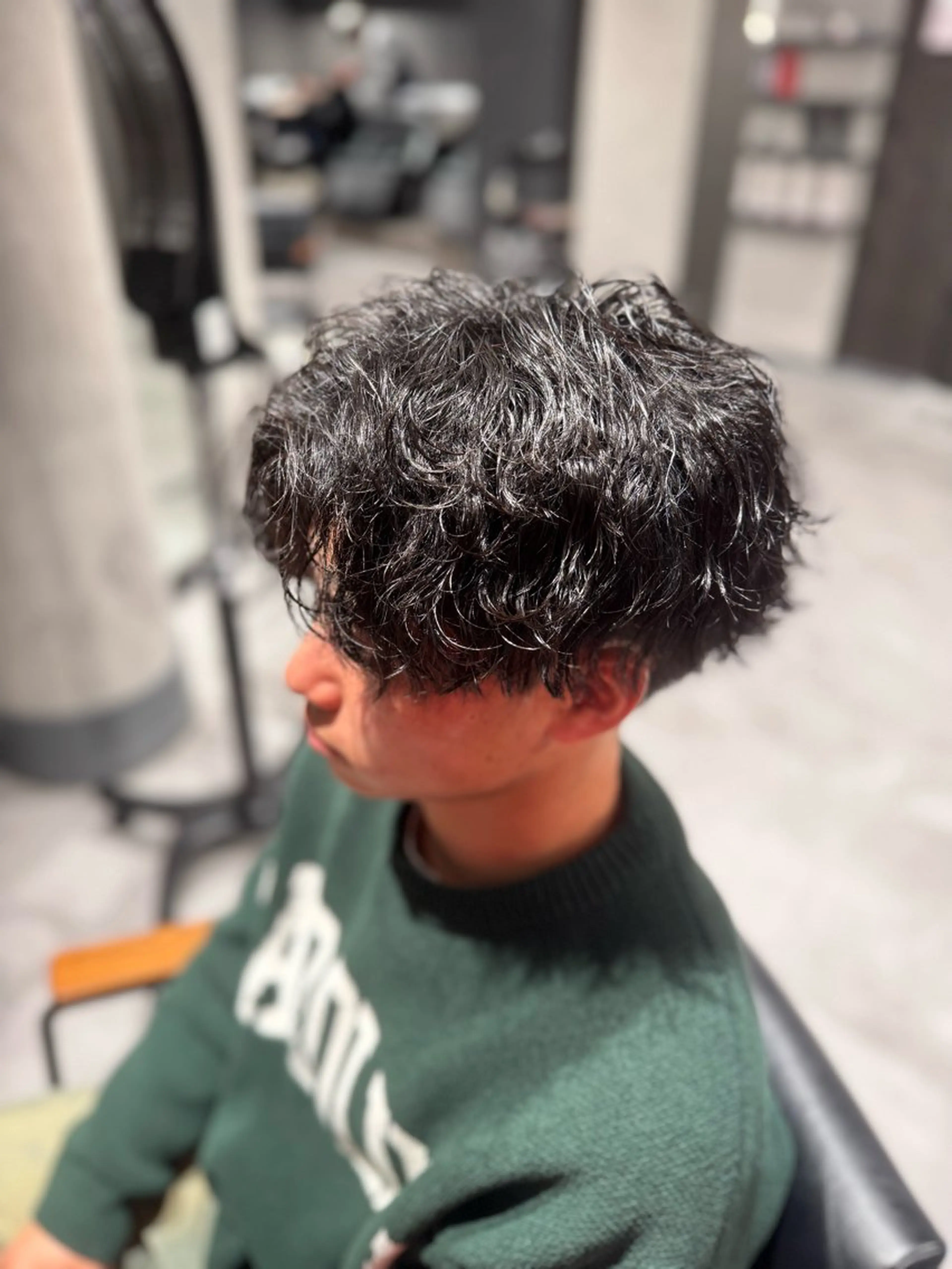 パーマ メンズ カット パーマ 毛流れ特化愁斗 センターパートパーマのヘアスタイル