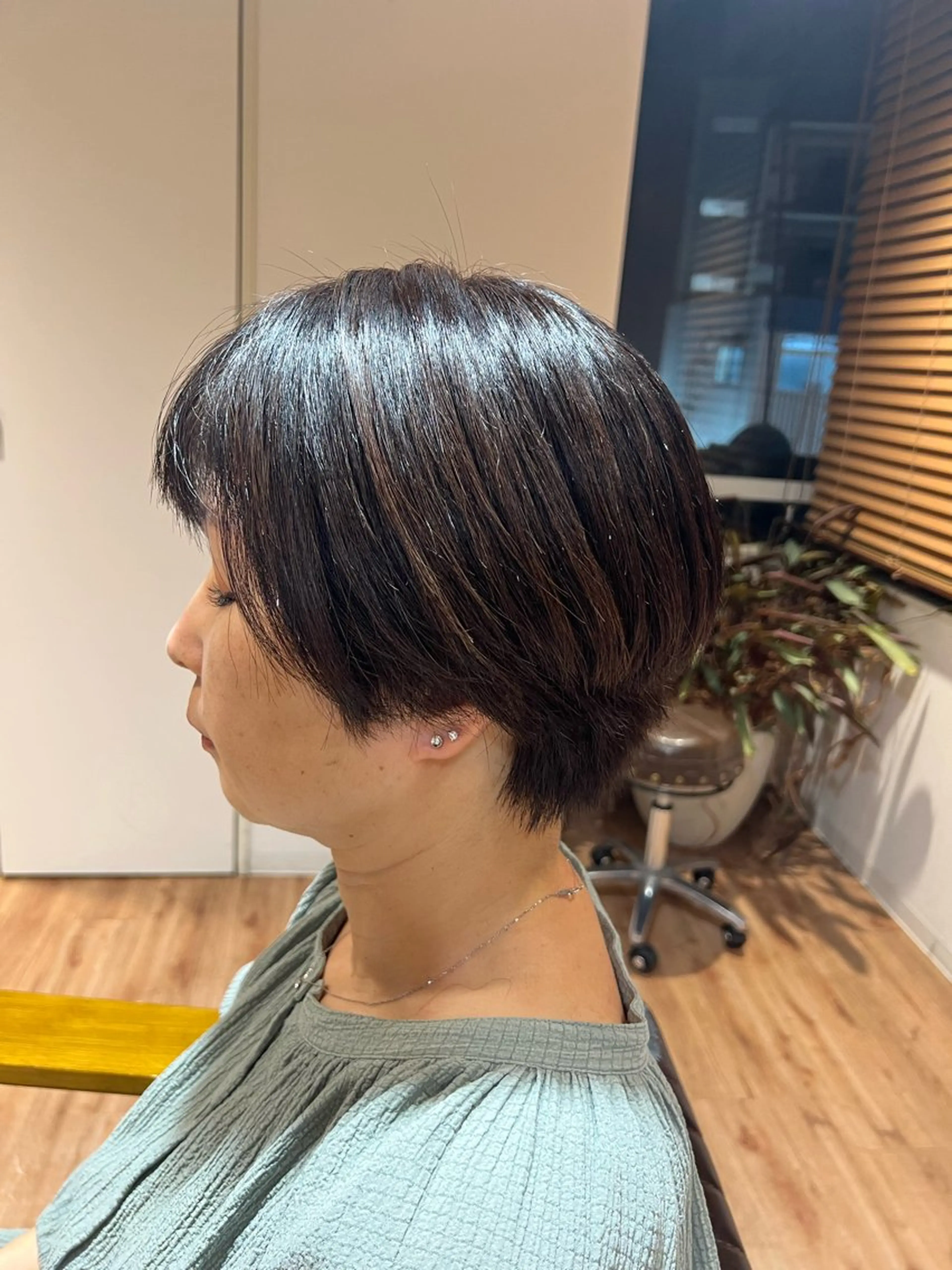 ショート カラー アッシュ アッシュグレー 佐藤 彩弥のヘアスタイル