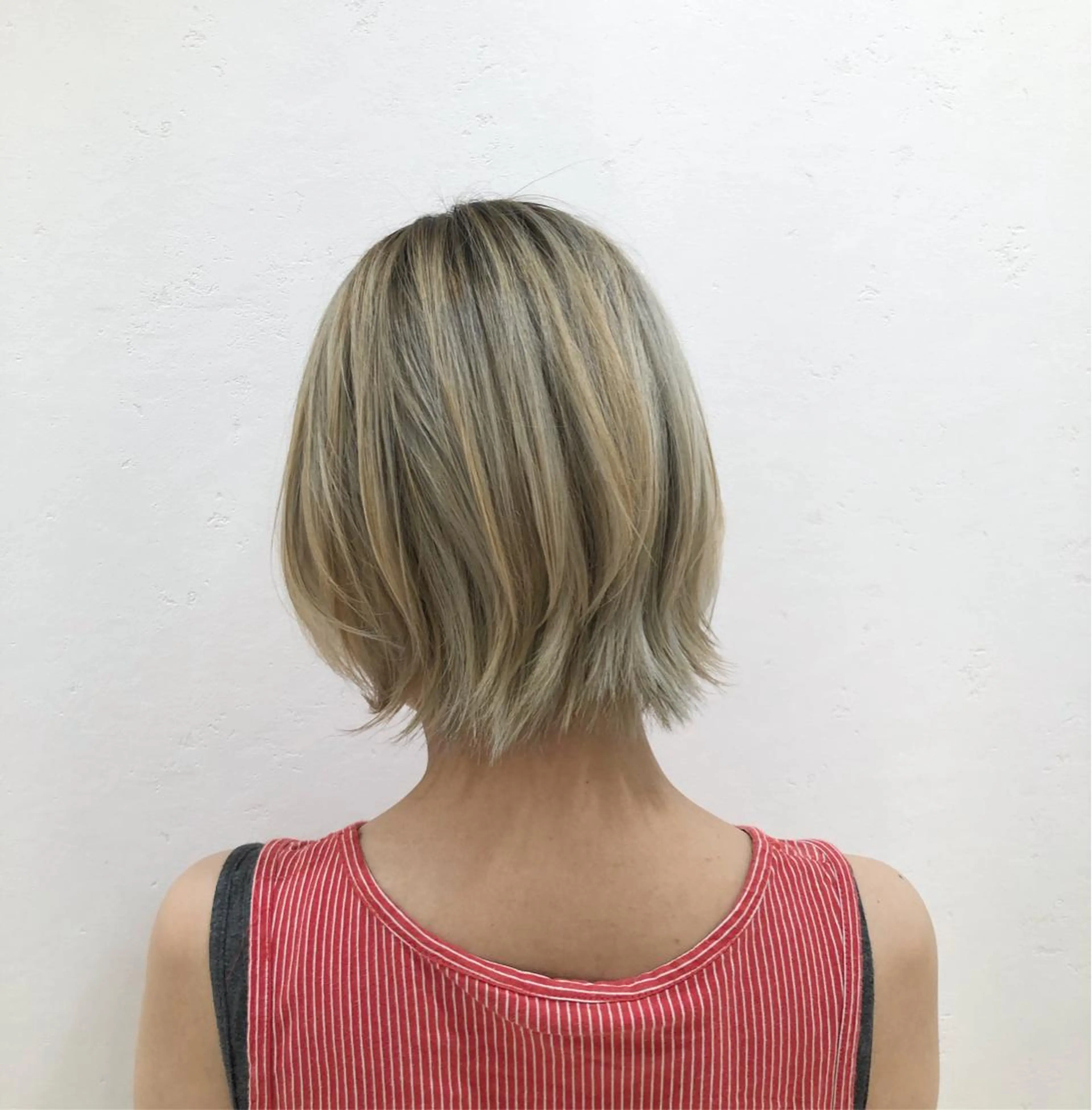 ショート カラー ベージュカラー ペールベージュ カット ヘアカラー トリートメント 透け感カラー🫧 加納トモヒロのヘアスタイル