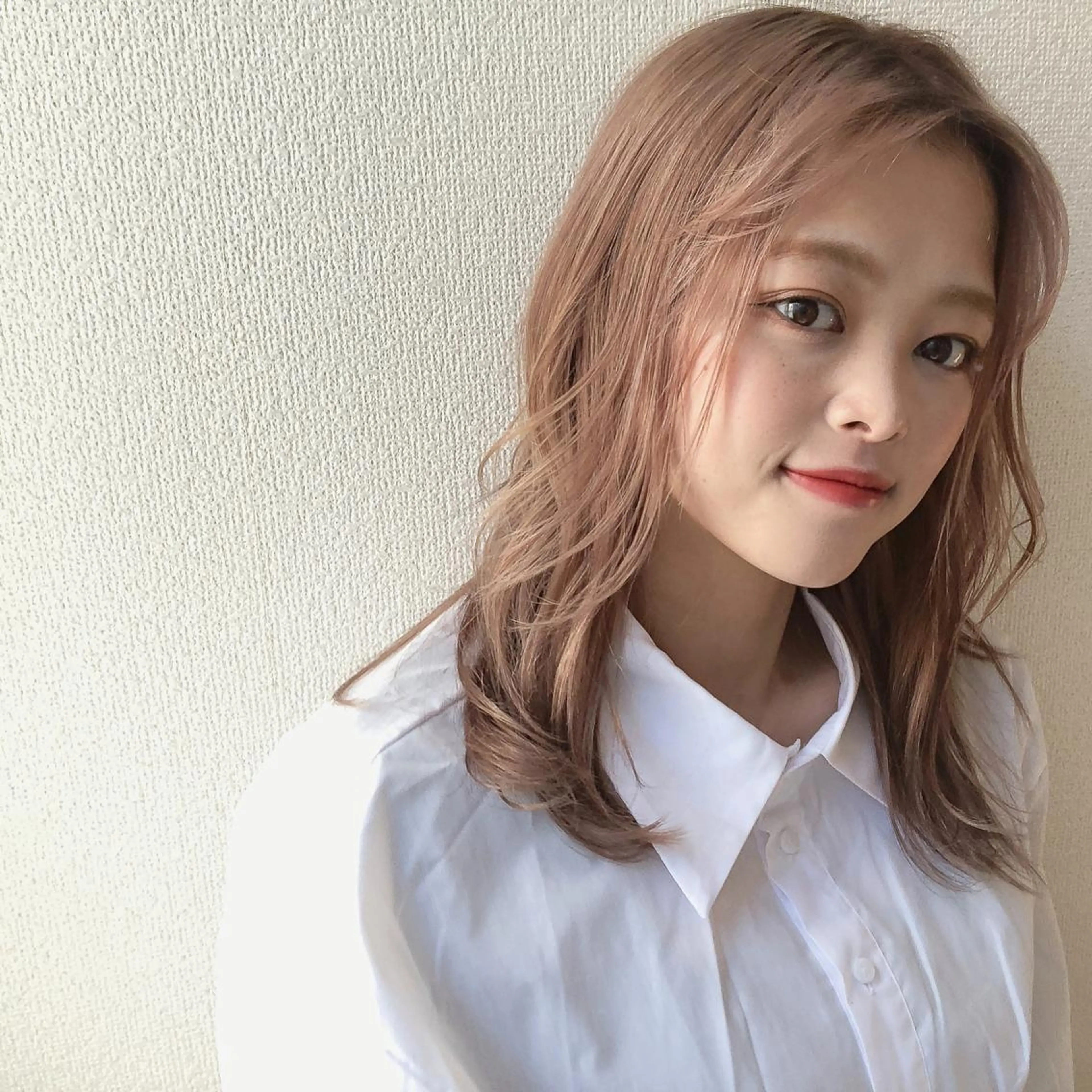 ミディアム カラー ベージュカラー ミルクティーベージュ カジュアルを女っぽく 𝗮𝘆𝗮𝗰𝗼のヘアスタイル