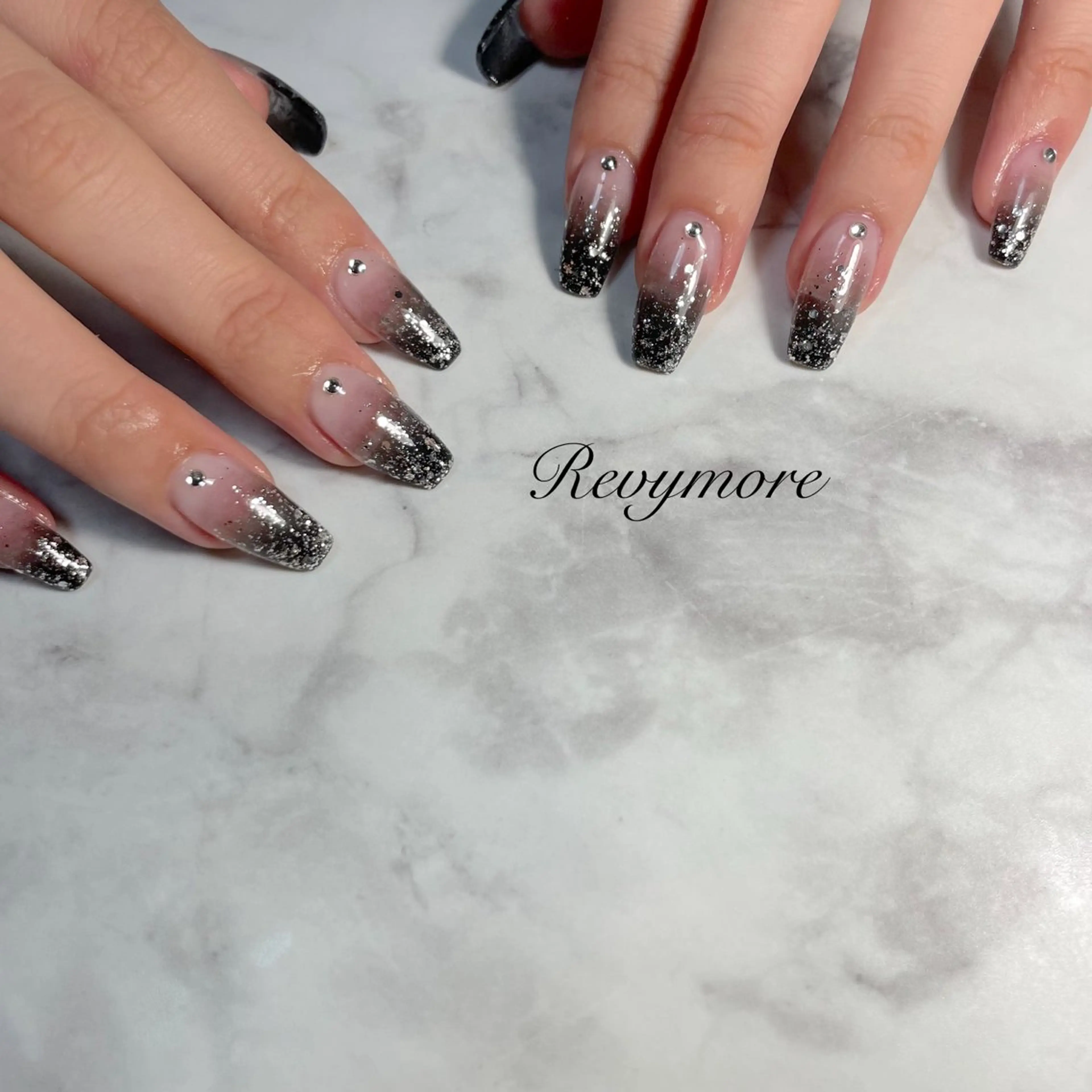 ネイル ジェルネイル グラデーション ニュアンスネイル オフィスネイル シンプルネイル nail salon Revymore所属・nail salon Revymoreのネイルデザイン