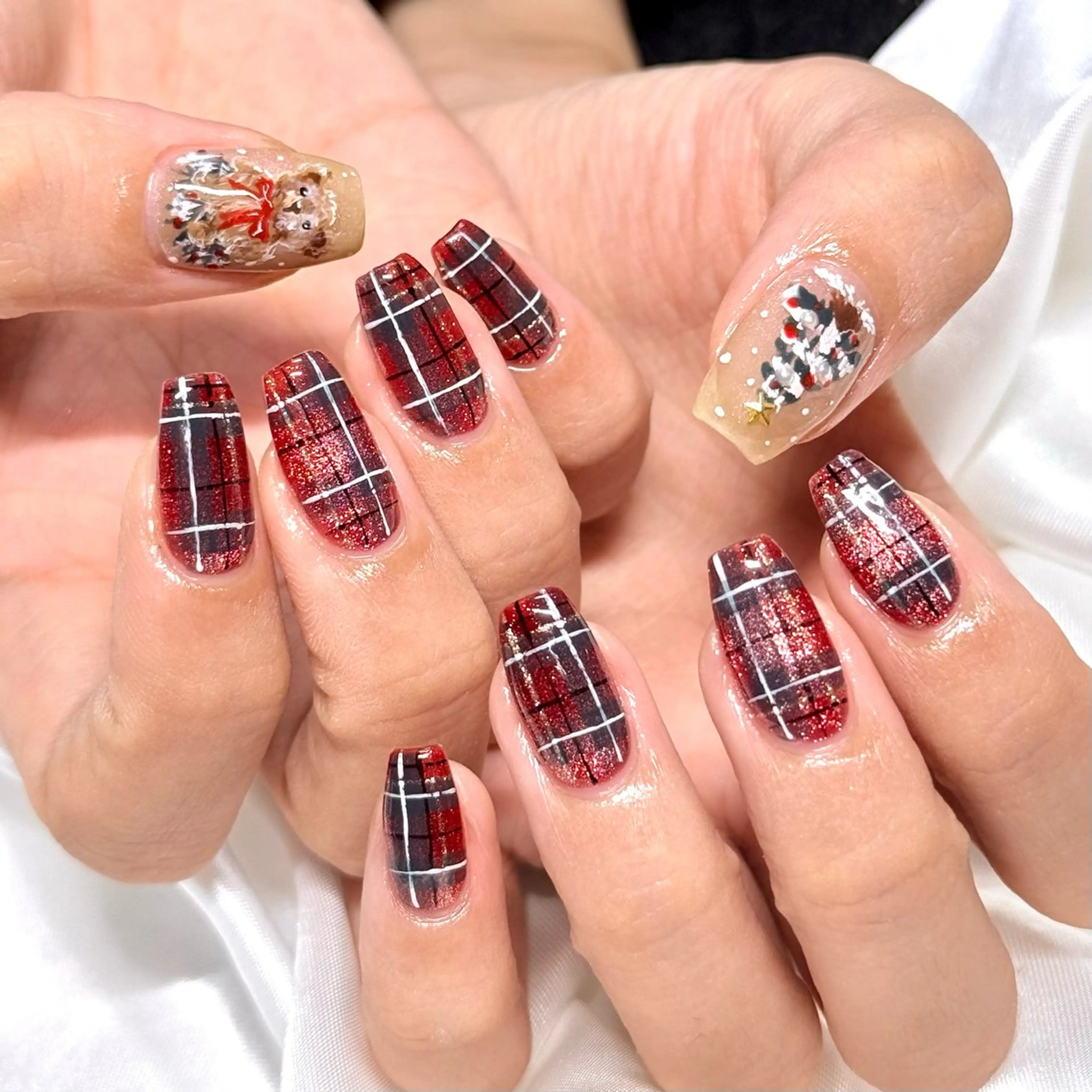 ネイル アートネイル マグネットネイル 冬ネイル クリスマス ハンドネイル OKIKA所属・【OKIKA】 らん🦖🌈🧡のマツエク・マツパデザイン