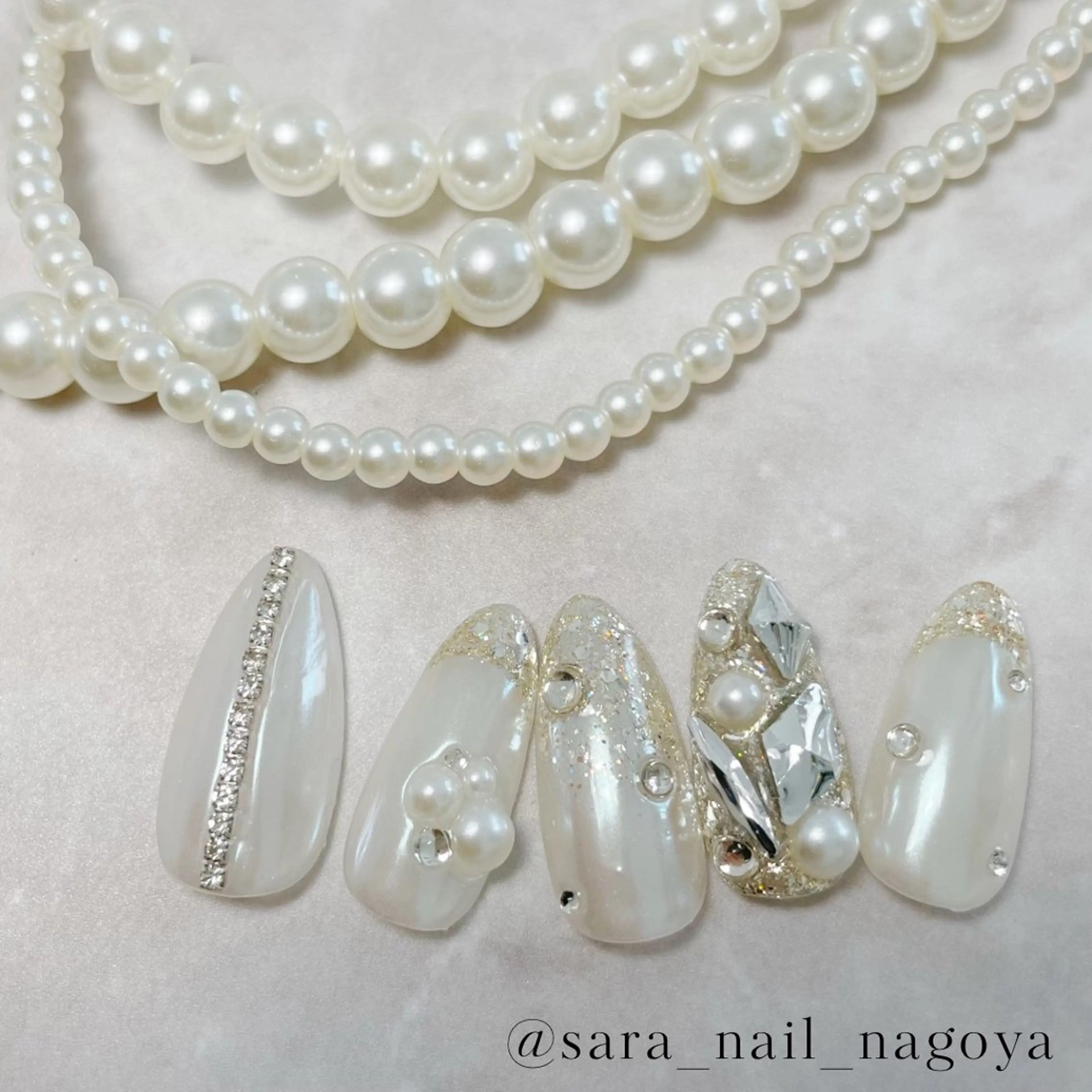 ネイル キラキラネイル ミラーネイル ブライダルネイル ホワイト SARA _nailのネイルデザイン