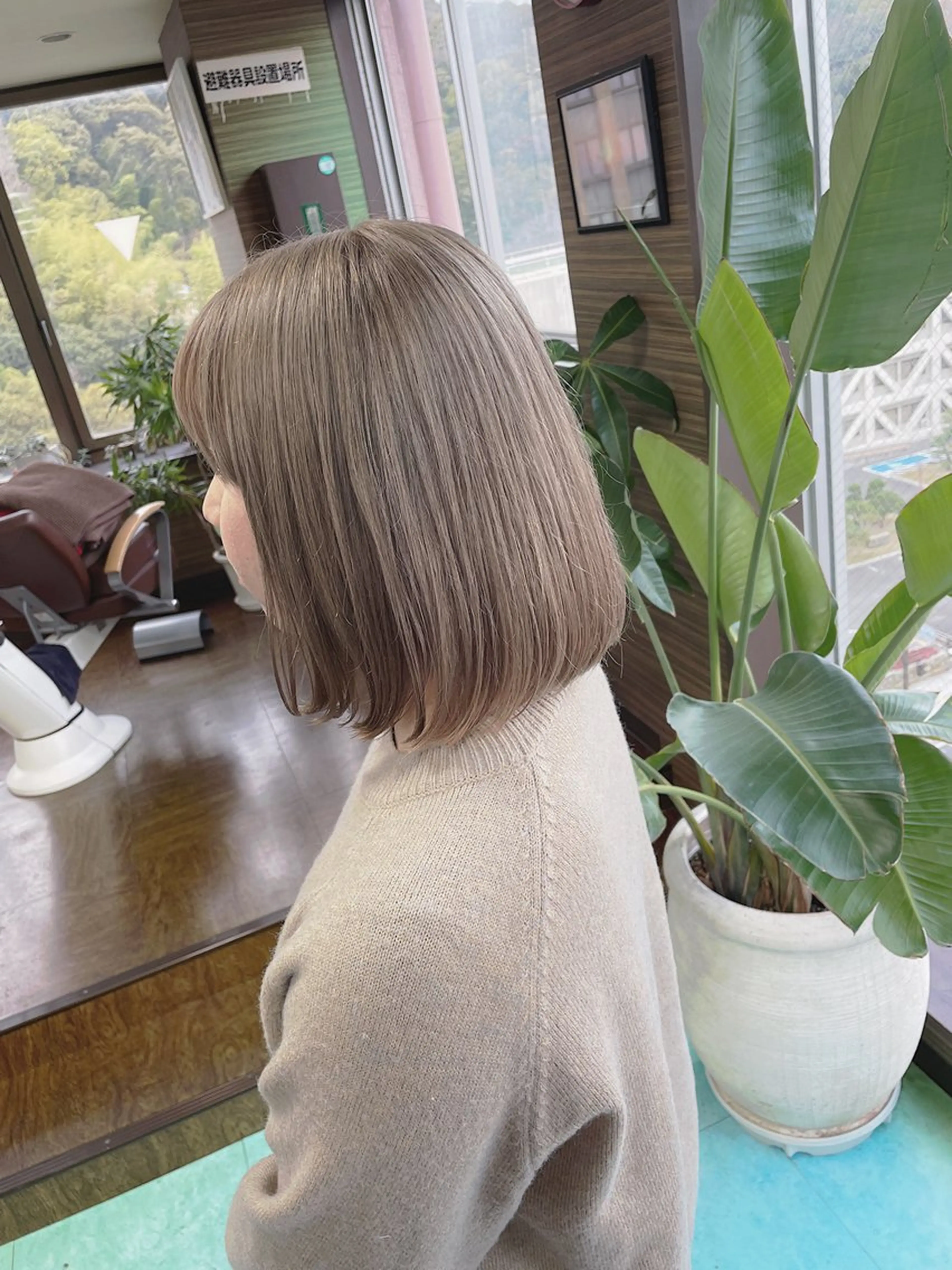 ミディアム カラー ベージュカラー ブリーチ 透明感カラー シルバー シルバーベージュ ヘアカラー 土居 正季のヘアスタイル