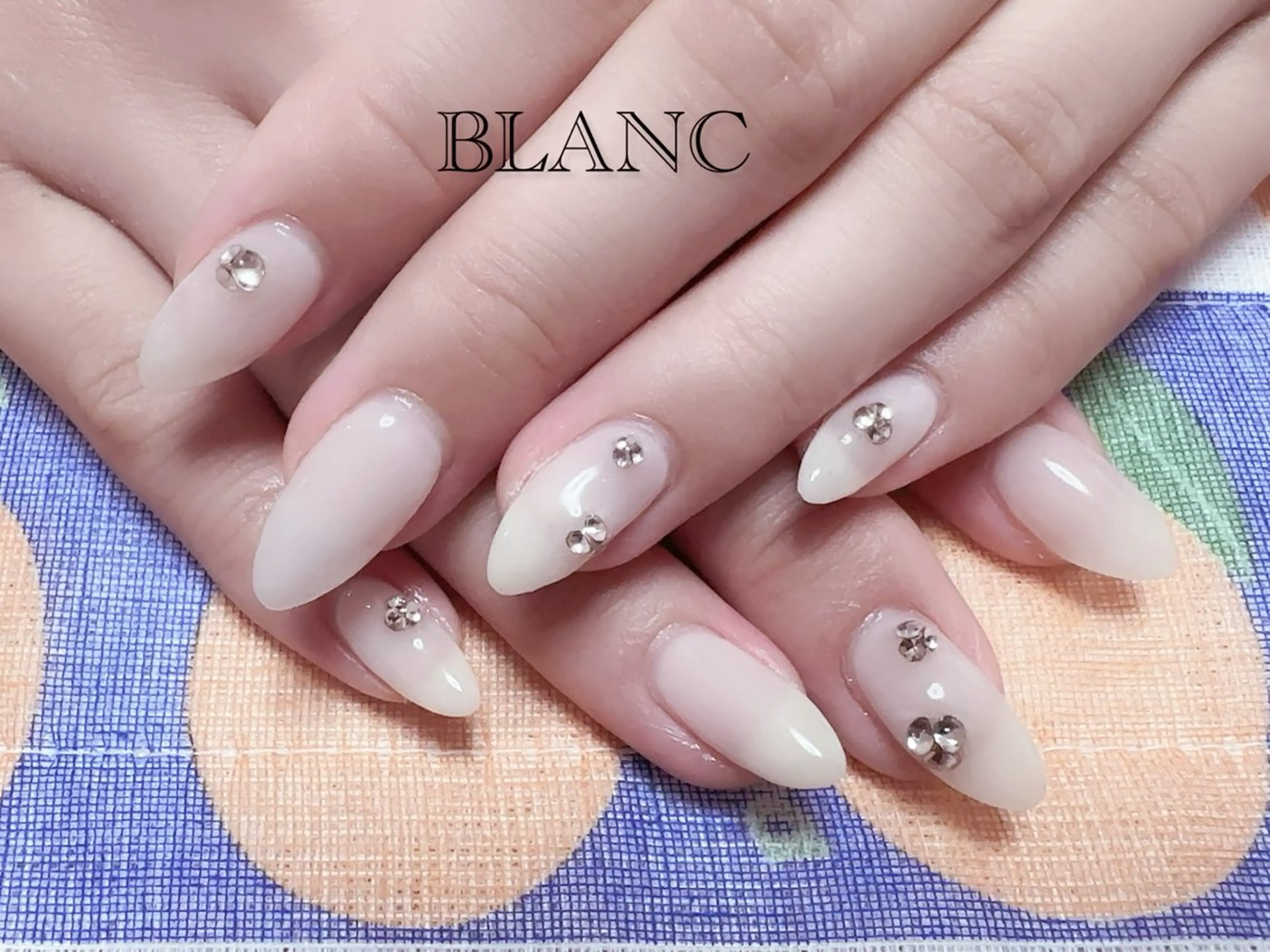 ネイル アートネイル 長さ出し ニュアンスネイル ワンカラーネイル ストーンネイル ハンドネイル BLANC （ブラン）のネイルデザイン