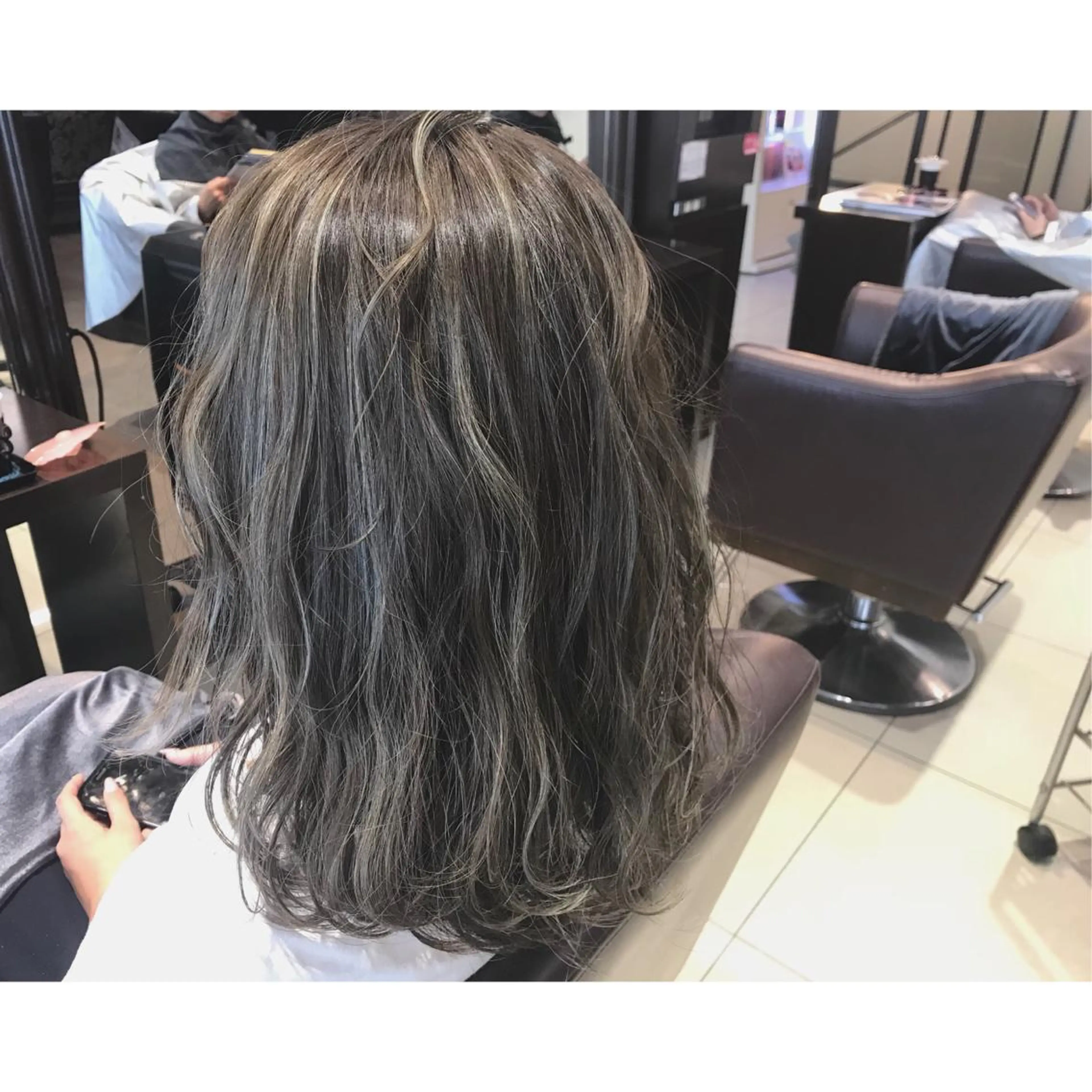 ミディアム カラー アッシュ ハイライトカラー シルバー ハイライト 村岡 夏美のその他イメージ