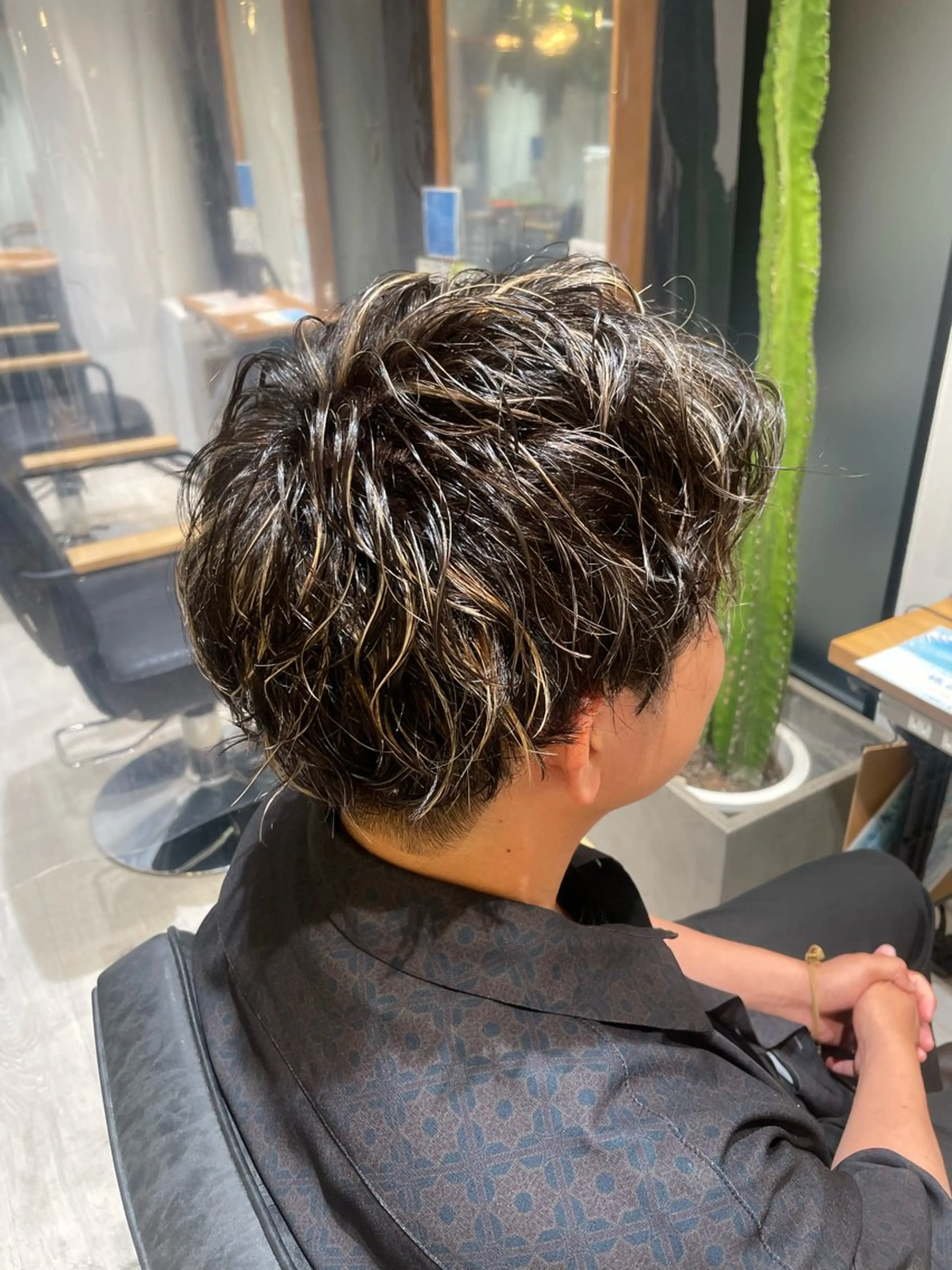 カラー パーマ メンズ メンズハイライト メンズパーマ ハイライトカラー 暖色/ブリーチ/メン ズパーマ/ﾐﾜﾁｶｺのヘアスタイル