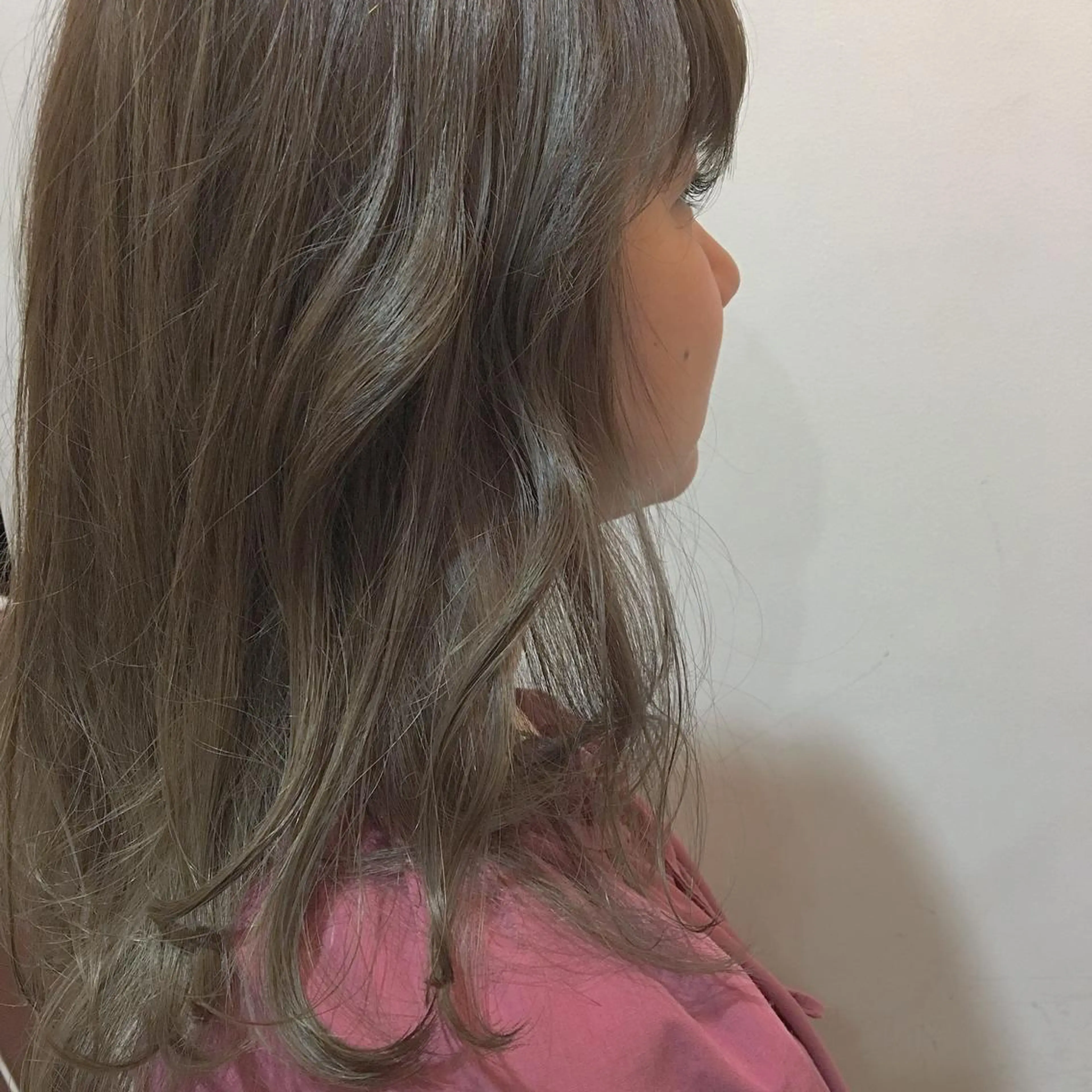 セミロング カラー ベージュカラー ブリーチ 透明感カラー ミルクティーベージュ ブリーチなしカラー ＮＥＷＩ　京橋 【yoko】のヘアスタイル