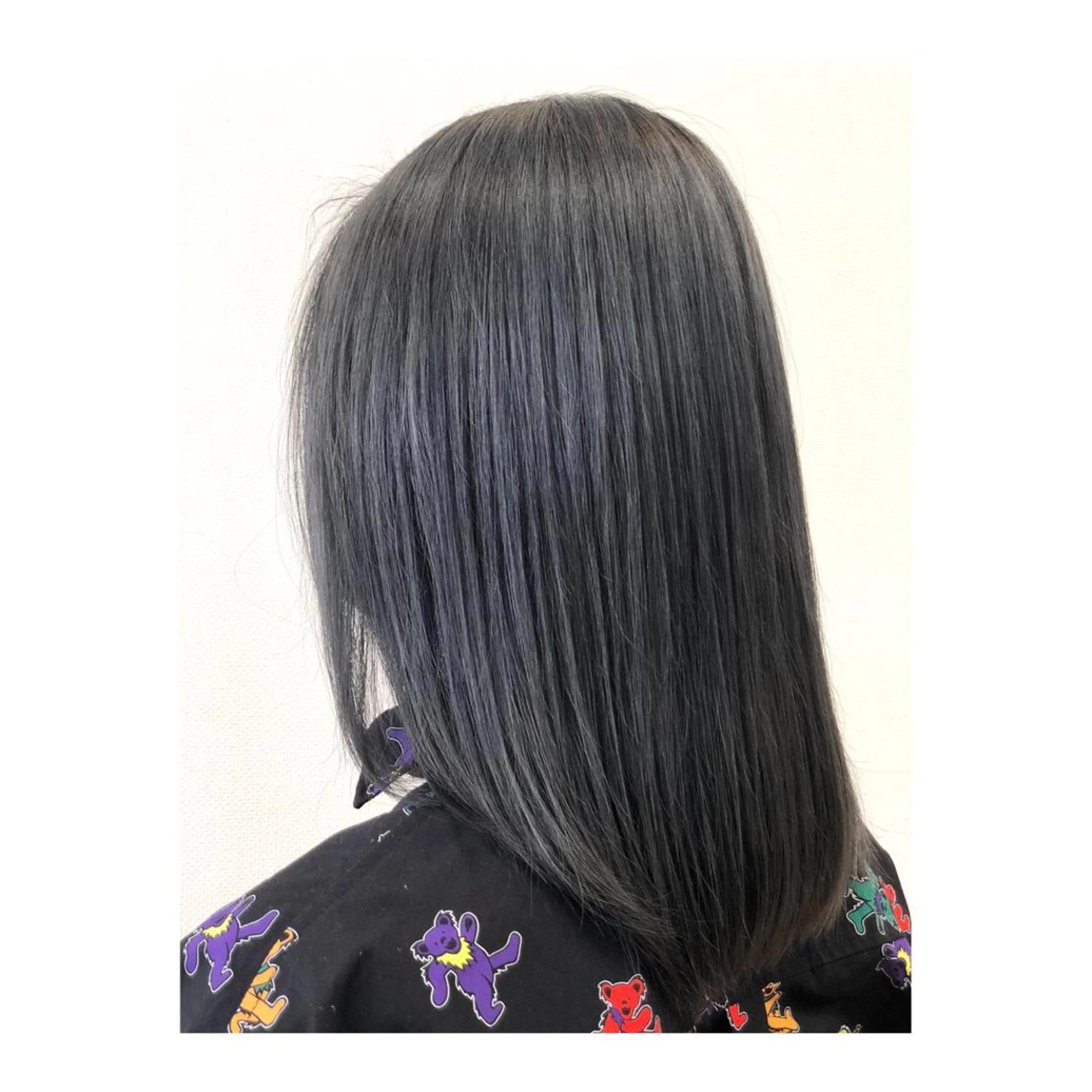 セミロング カラー メンズ メンズブリーチ ブリーチ ケアブリーチ シルバー 白髪ぼかし脱白髪染め 大塚綾のヘアスタイル