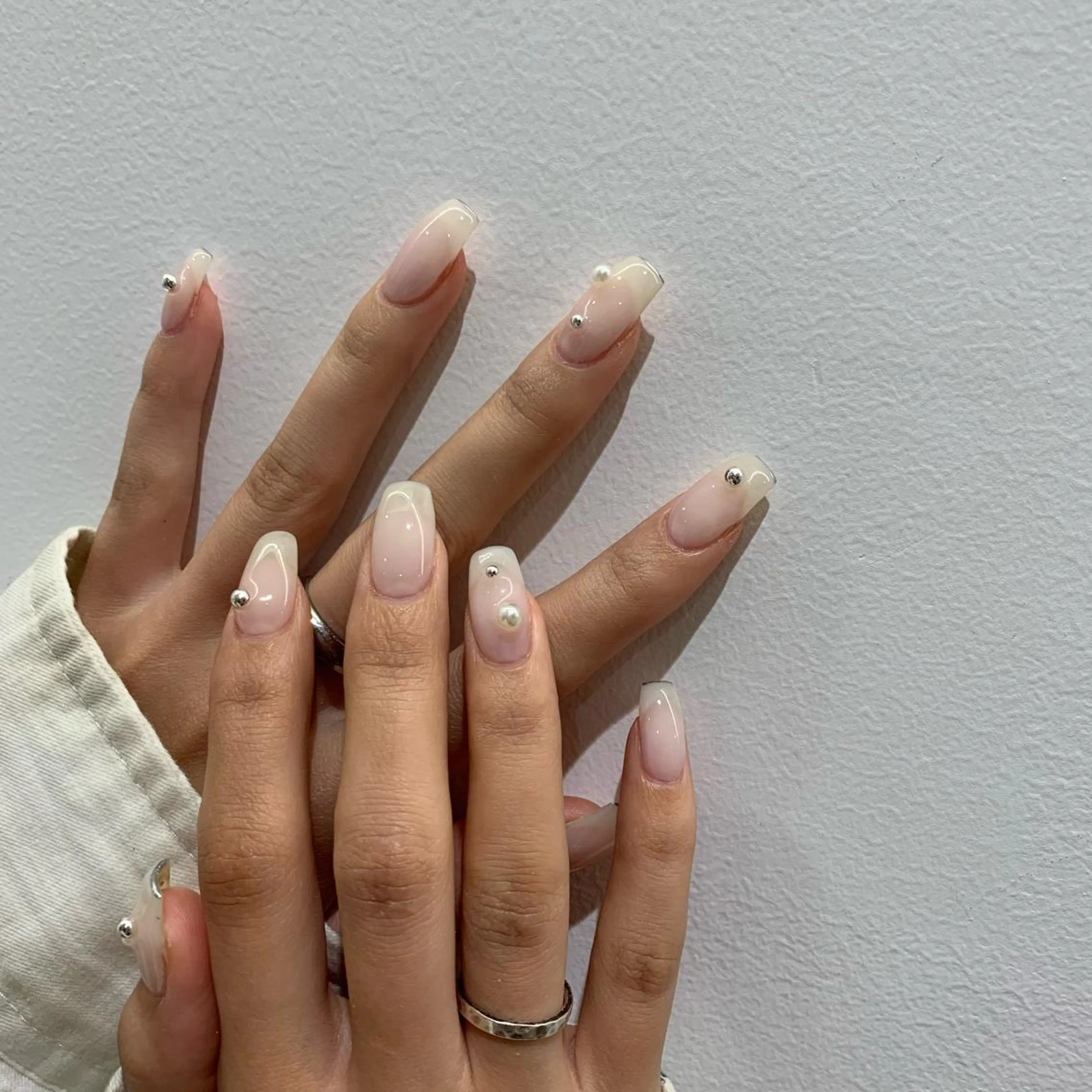 ネイル ホワイト ハンドネイル tote. airiのネイルデザイン