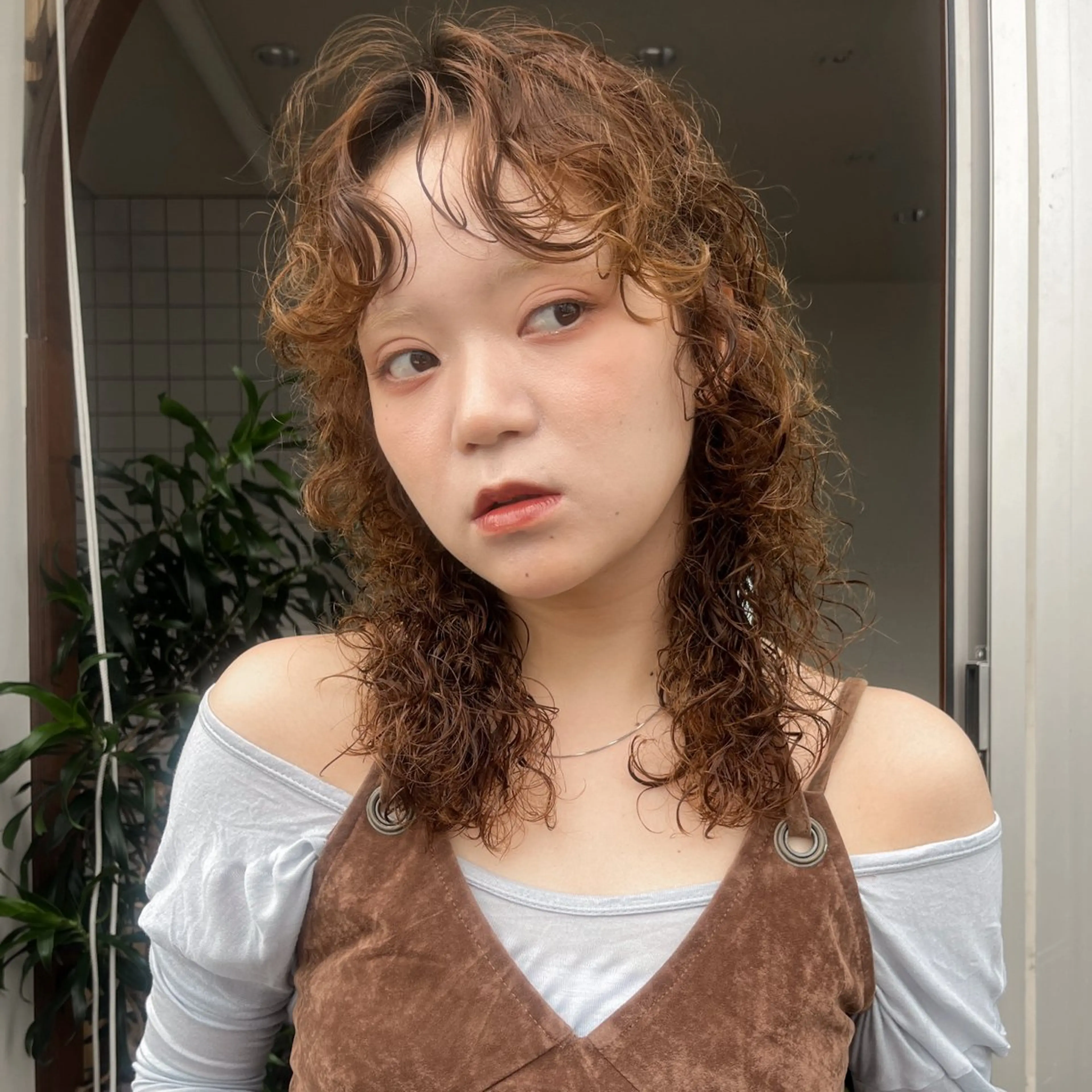 ミディアム カラー パーマ ミディアムパーマ スパイラルパーマ カット パーマ ボブパーマ/パーマ ウルフパーマのヘアスタイル